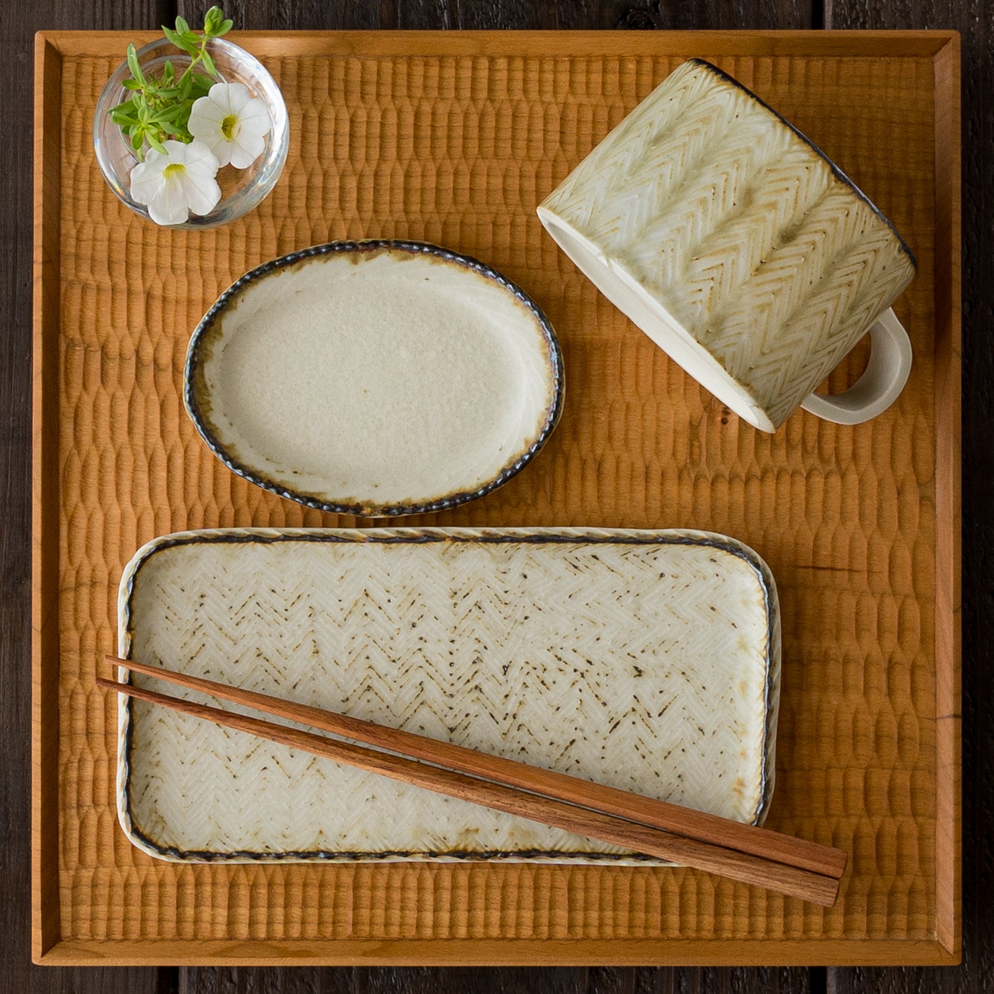 おうちごはんを品よく演出してくれるツキゾエハルさんの皮鯨のうつわ