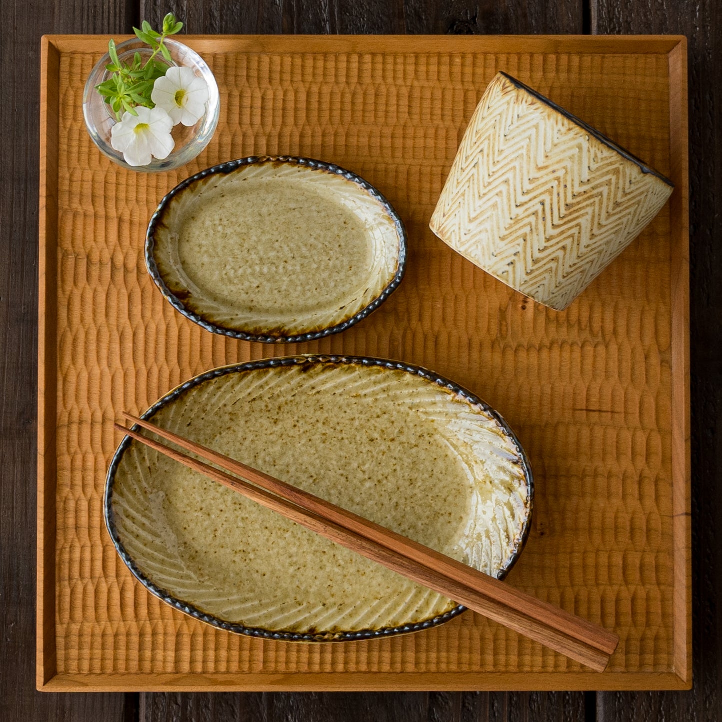 食卓をシックな雰囲気に変えてくれるツキゾエハルさんの皮鯨のうつわ