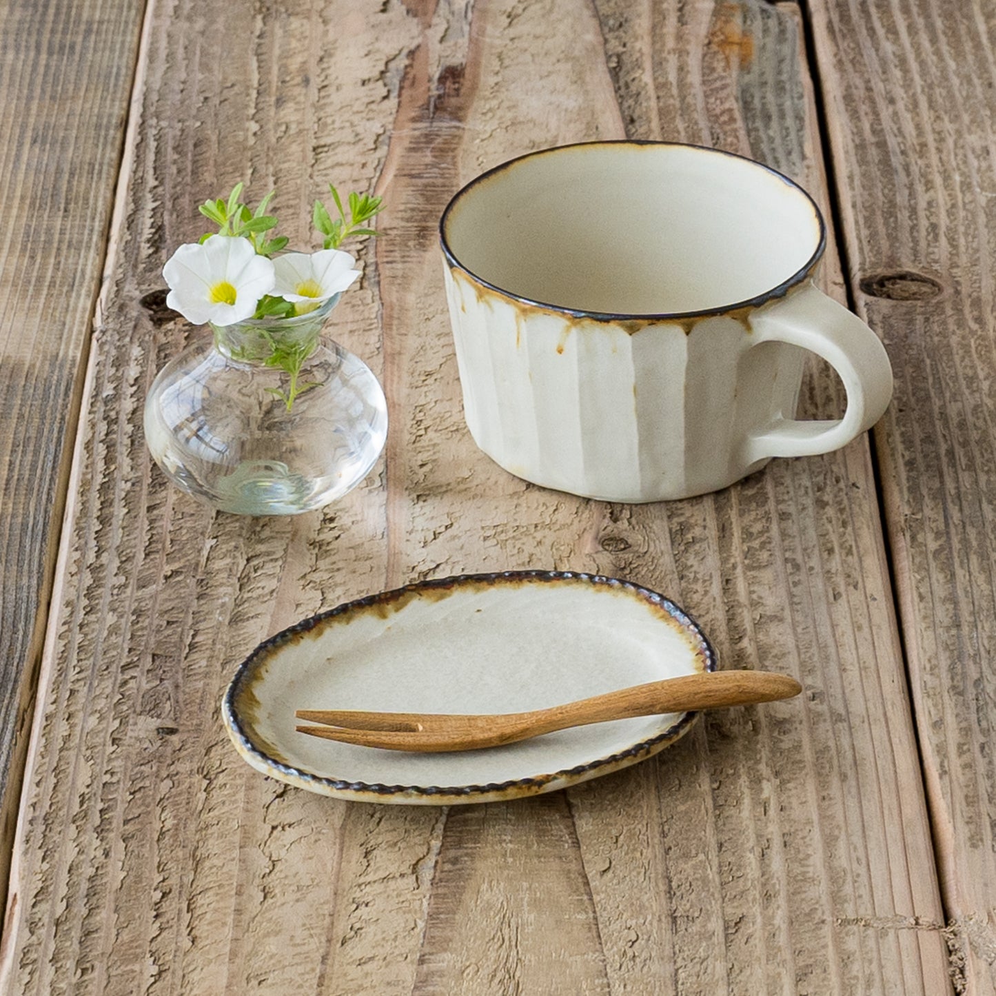素敵なお茶の時間を過ごせるツキゾエハルさんの皮鯨オーバル豆皿としのぎマグ
