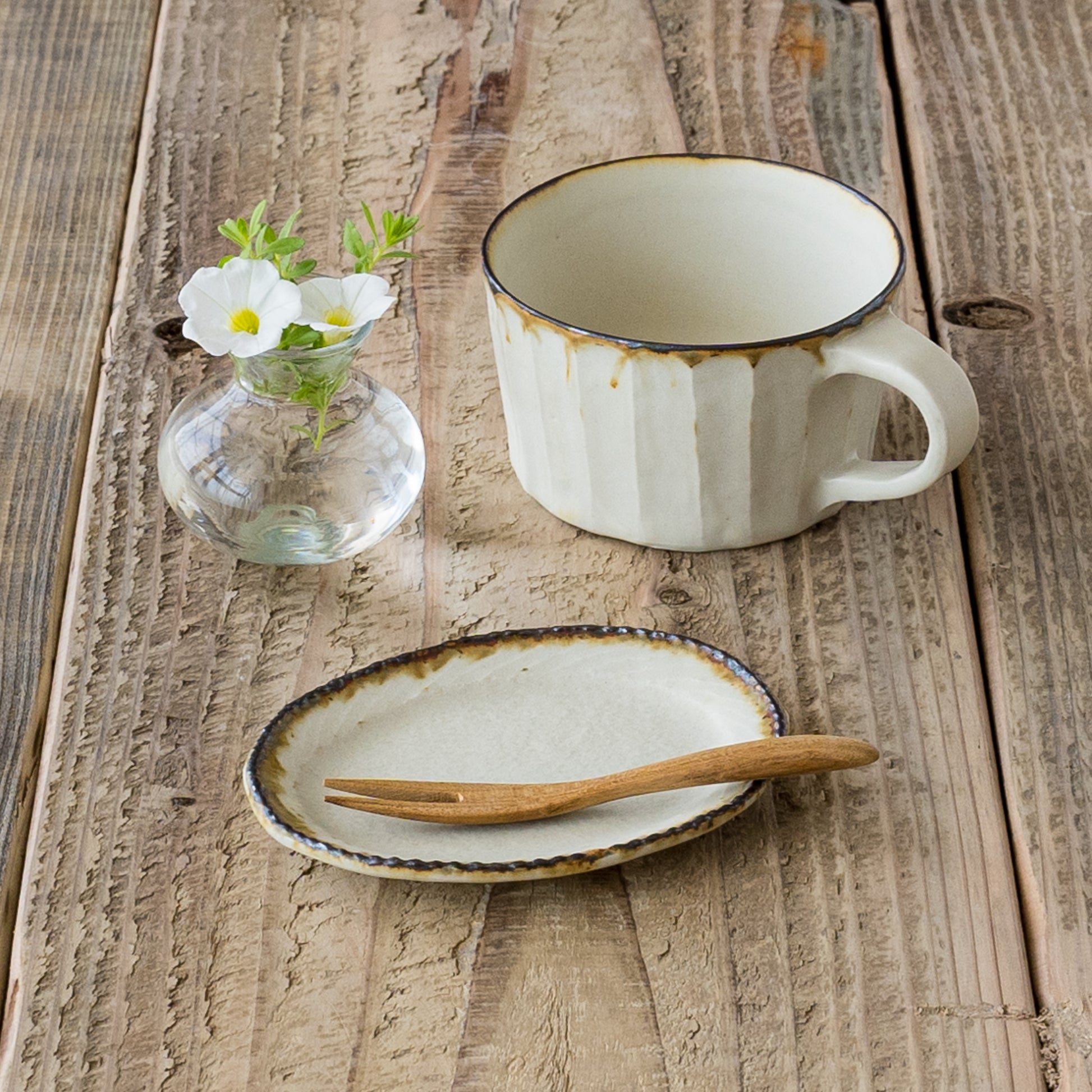 素敵なお茶の時間を過ごせるツキゾエハルさんの皮鯨オーバル豆皿としのぎマグ