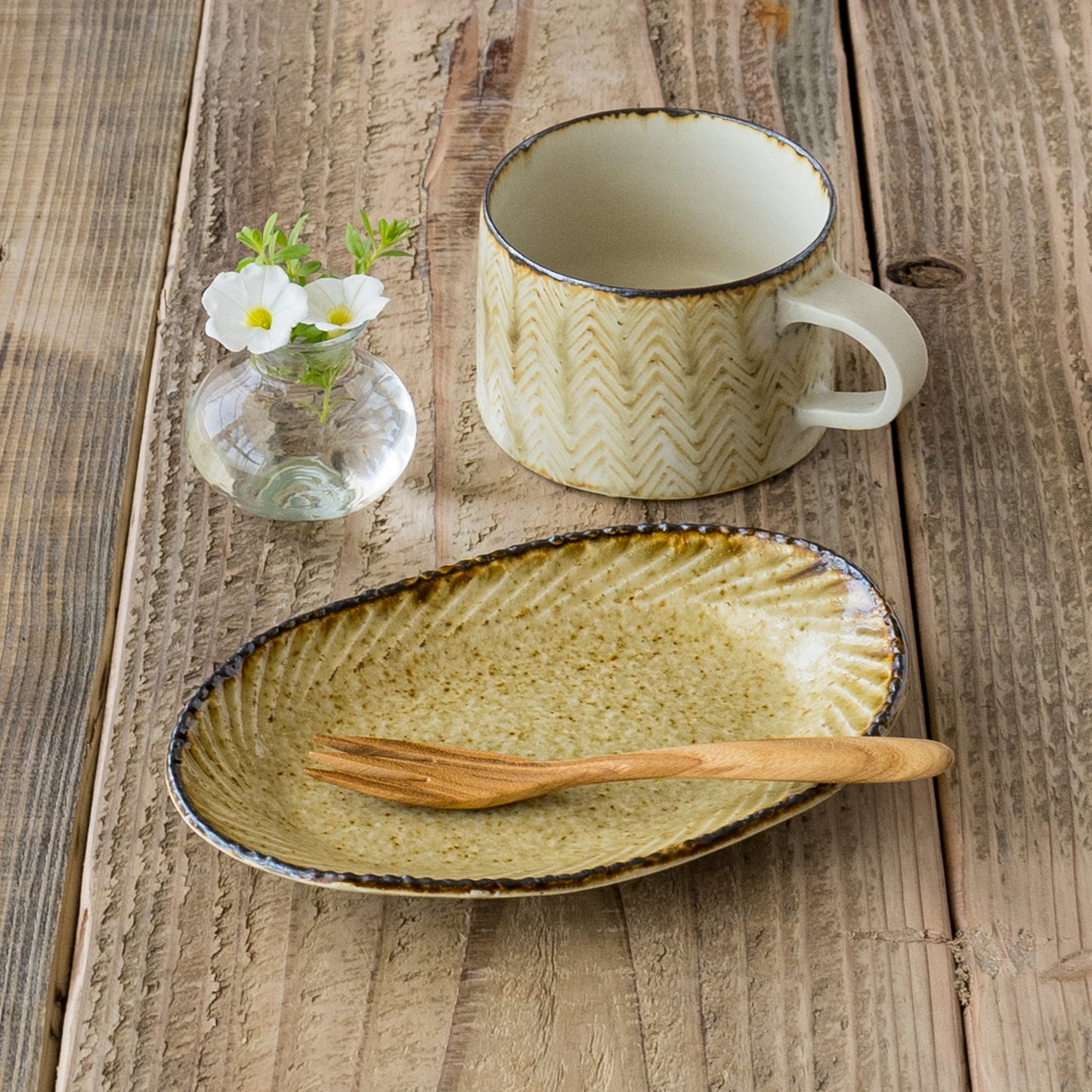 午後のおやつタイムをゆっくり楽しめるツキゾエハルさんの皮鯨オーバル皿とマグ