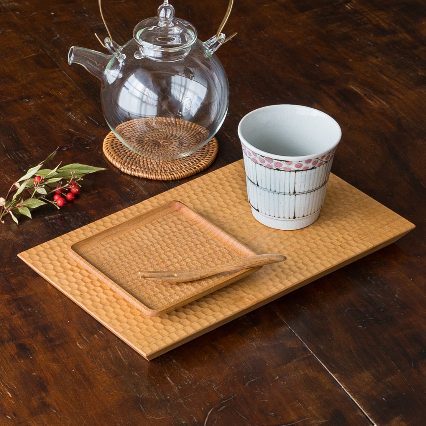 おうちでカフェ気分を味わえる木工房玄高塚和則さんの角コースターとさくらトレイ