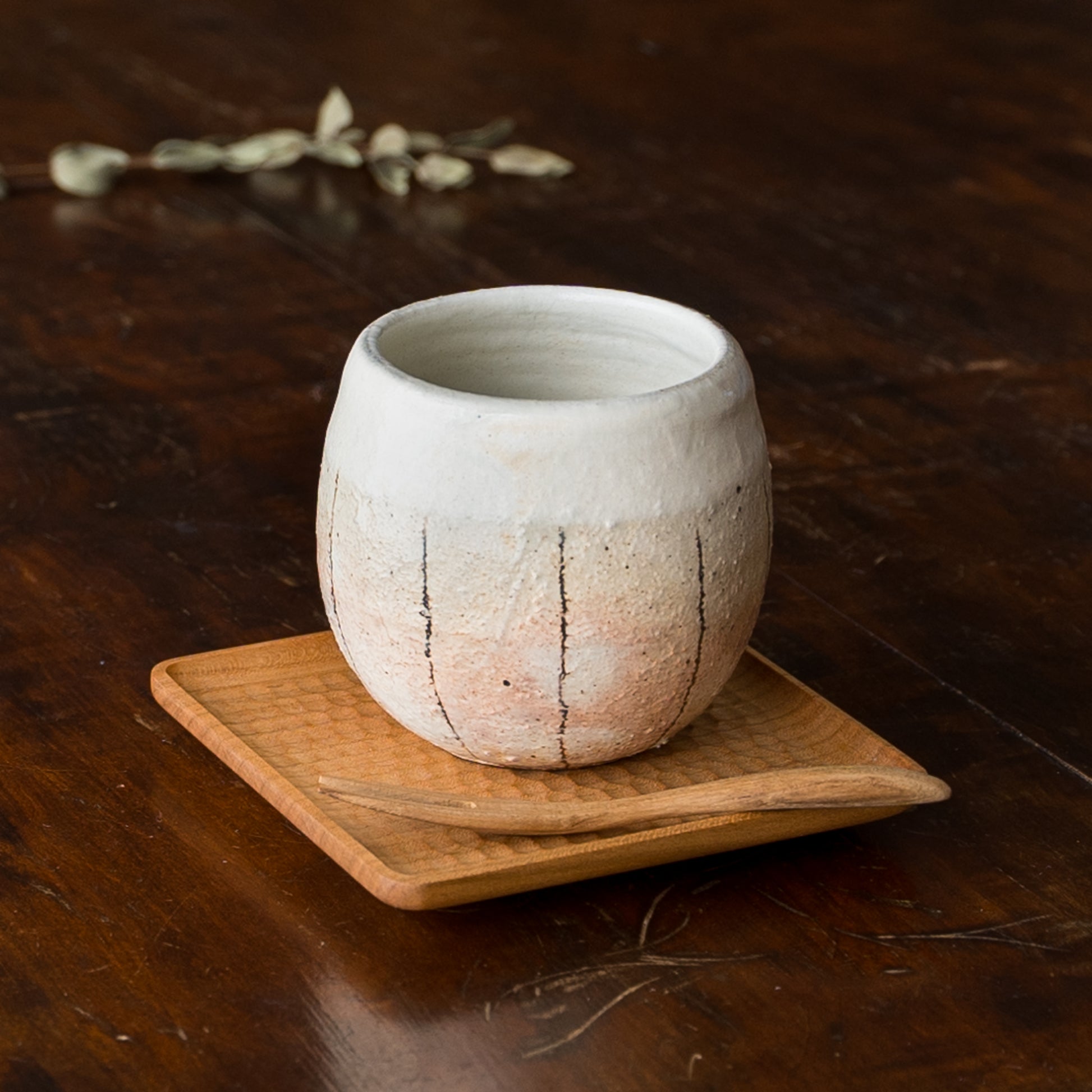 ちょこっとおやつと一緒にお茶も飲みたくなる古谷製陶所のたて鉄線エッグカップ