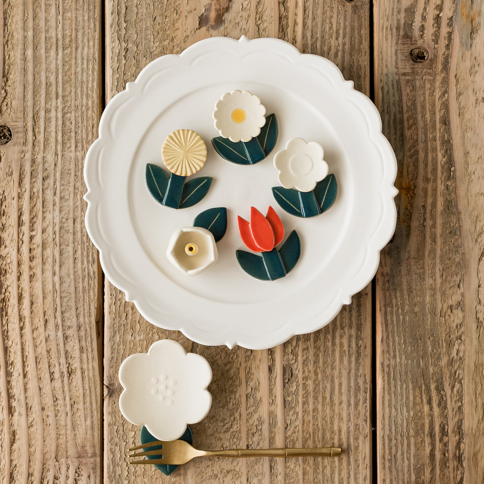 食卓がお花畑のように可愛くなる辻本路さんの花小皿と花箸置き
