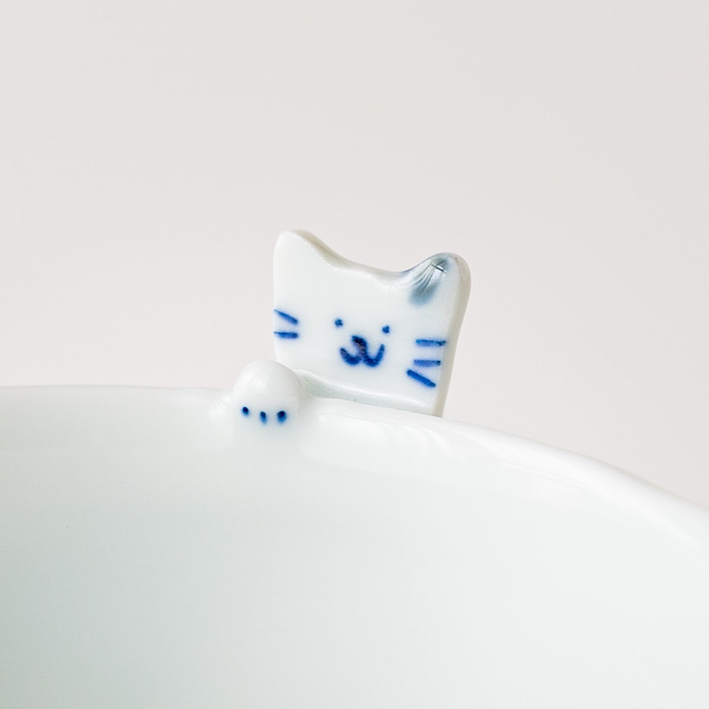 かわいいネコの表情に癒される眞窯のねこのマグ