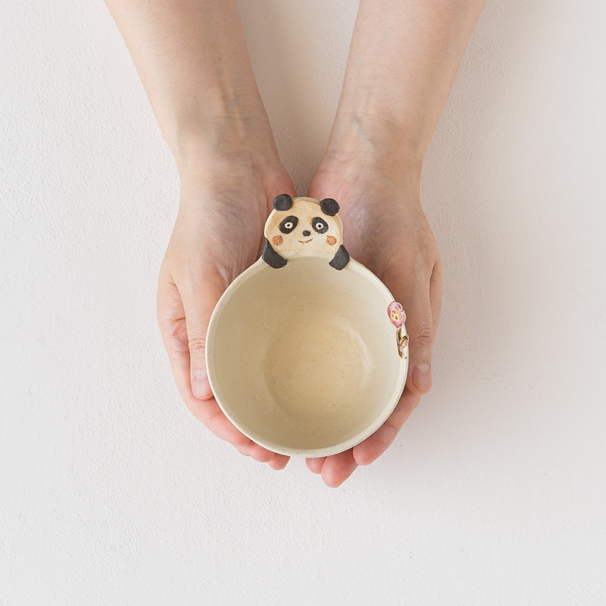 やさしい手触りにぬくもりを感じる山田裕恵さんの手びねりのヨーグルトカップ