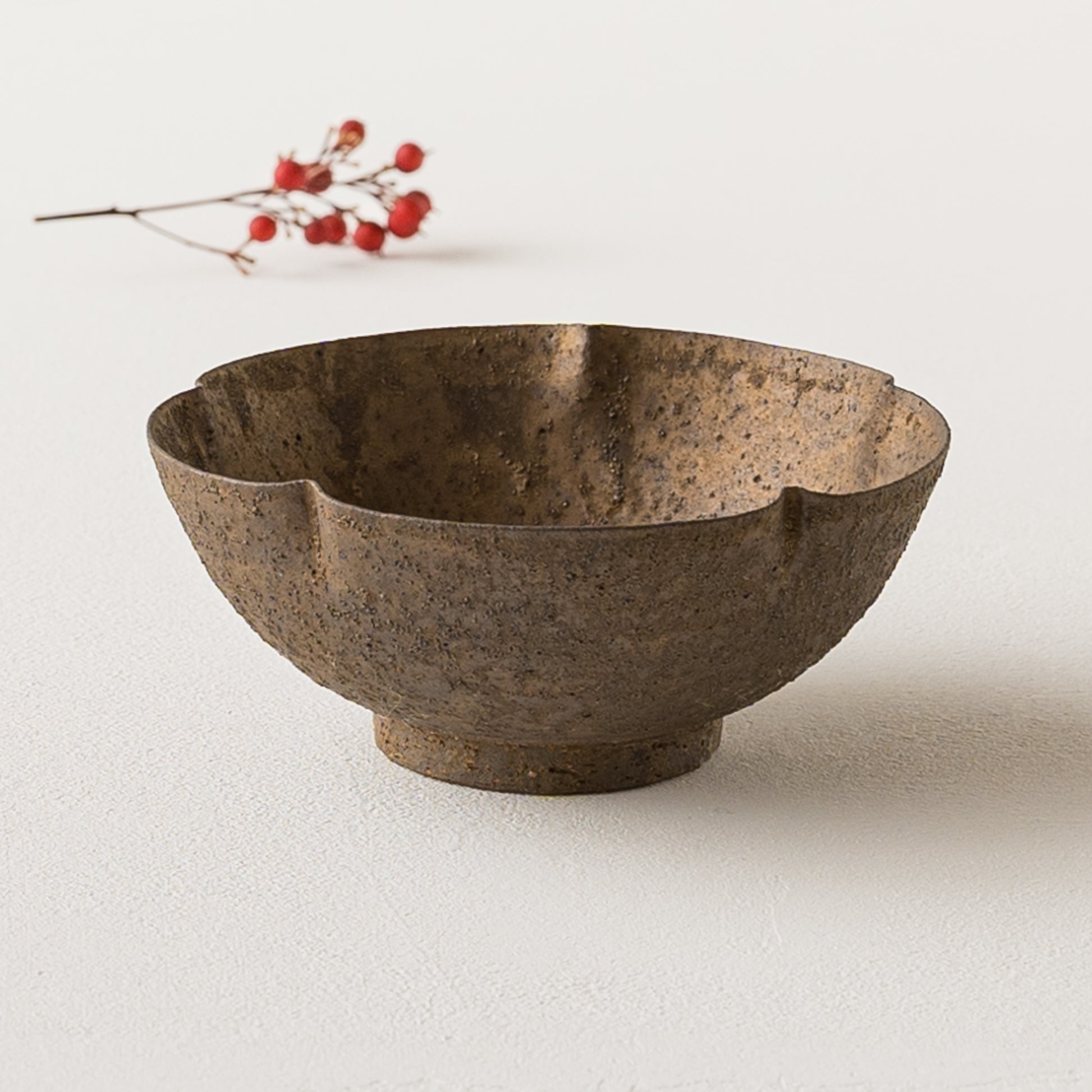 冨部咲喜子さんの鉄釉梅型小鉢