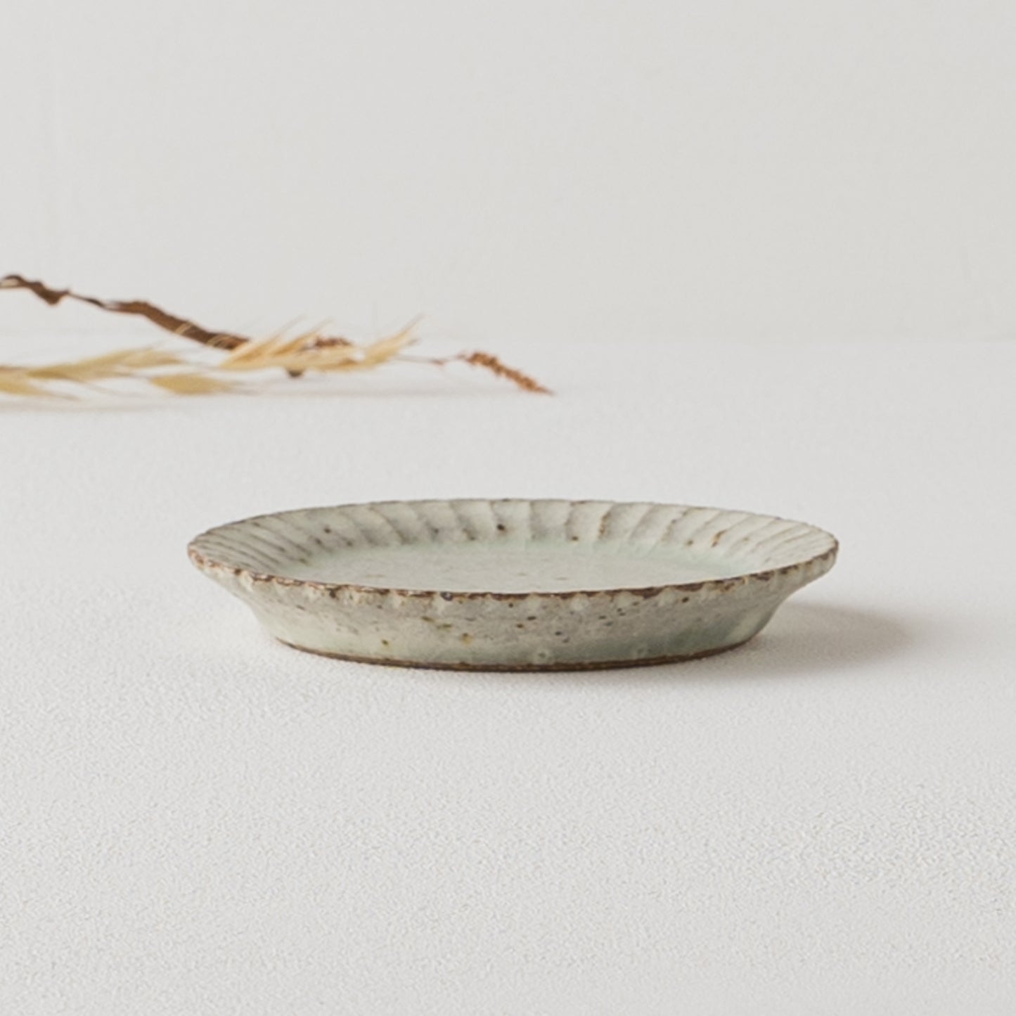 粉引きが素敵な伊藤豊さんの花しのぎ小皿