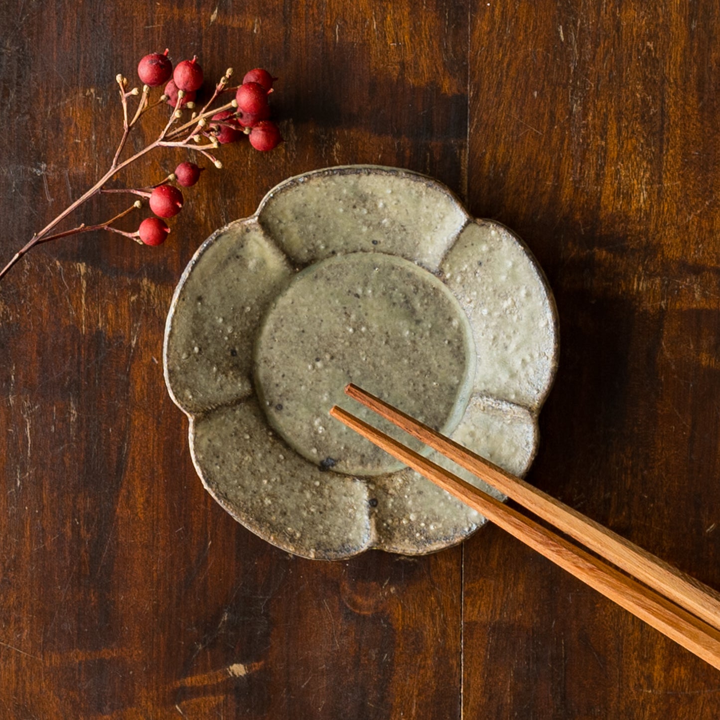 冨部咲喜子さんの粉引梅型豆皿