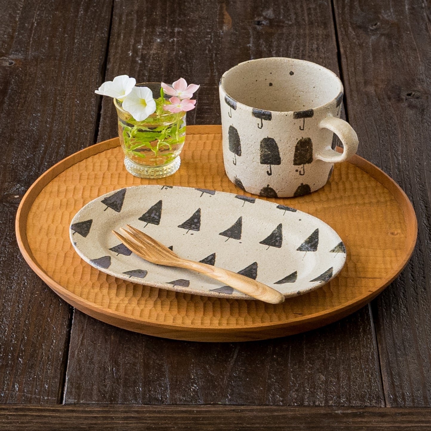 おうちカフェをゆっくり楽しめる岡村朝子さんのオーバル皿とマグ