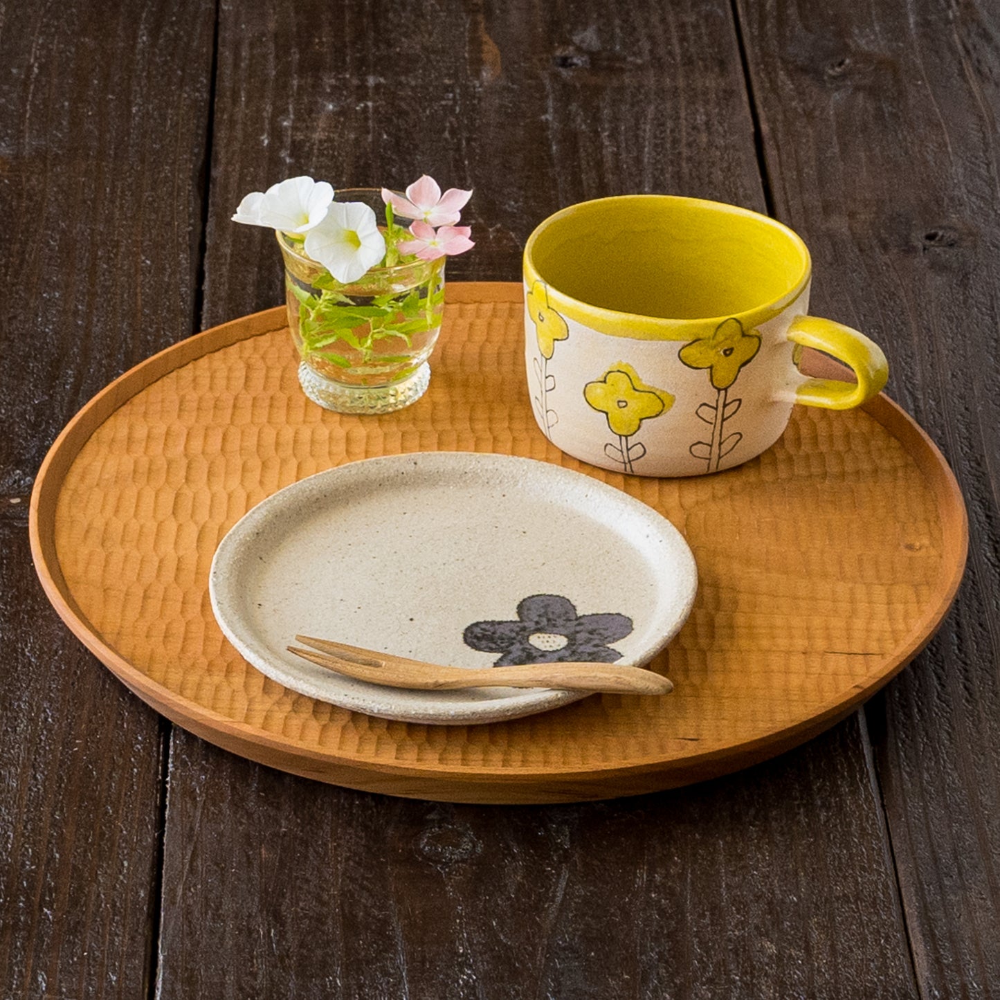 おうちでカフェ気分を楽しめる岡村朝子さんの丸皿とマグ