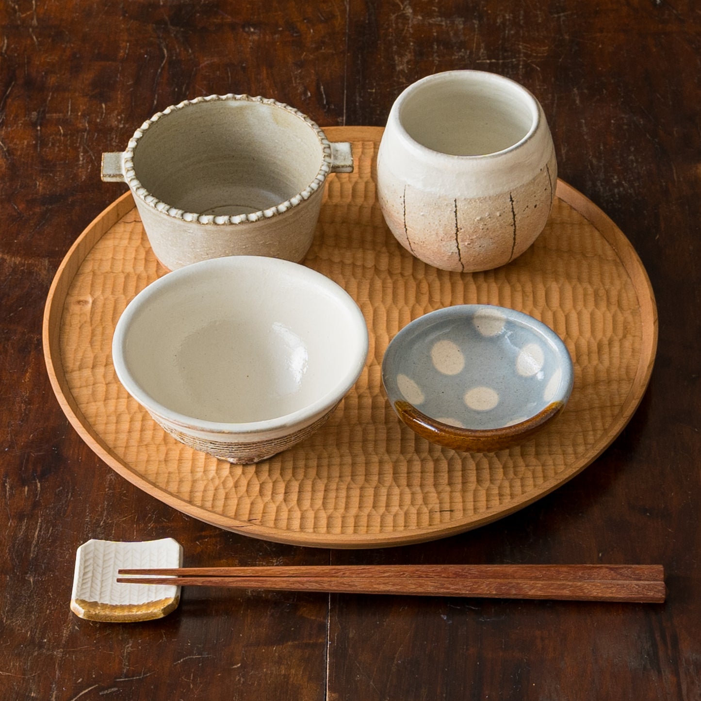 他の食器とも組み合わせしやすい岡洋美さんのしのぎのココット皿