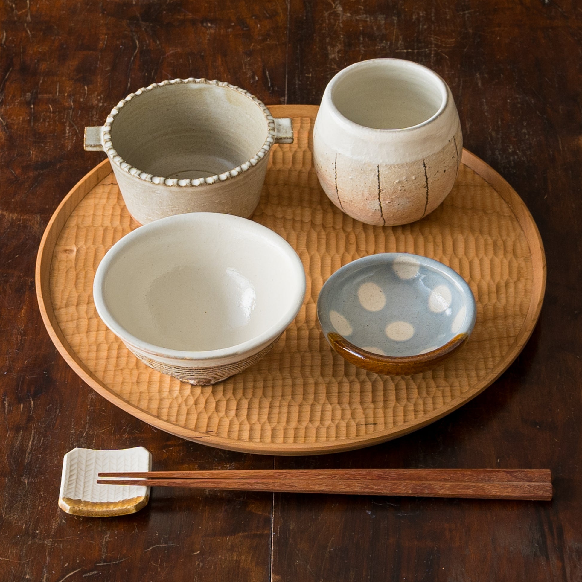 他の食器とも組み合わせしやすい岡洋美さんのしのぎのココット皿