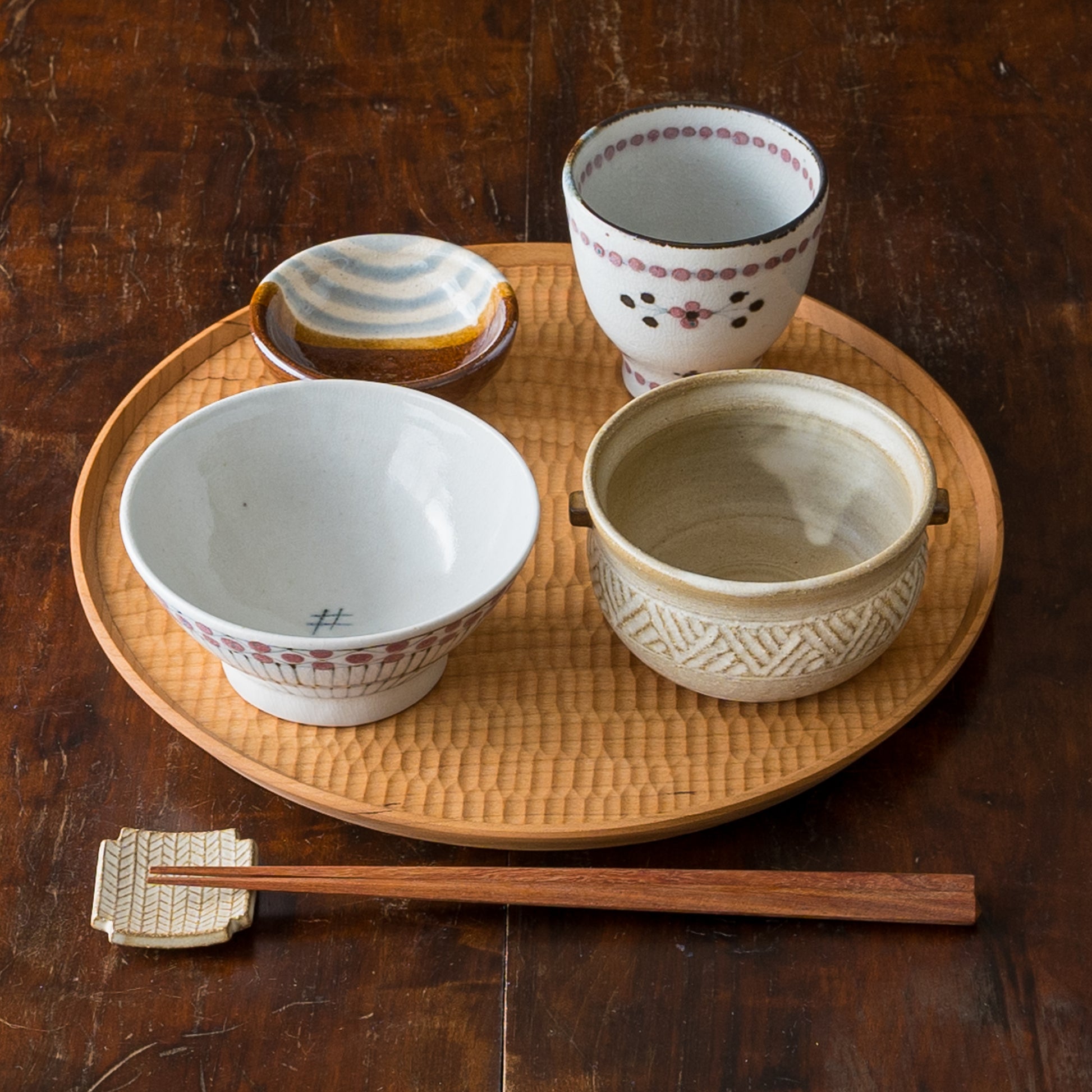 他の食器とも組み合わせしやすくて嬉しい岡洋美さんのしのぎのココット皿