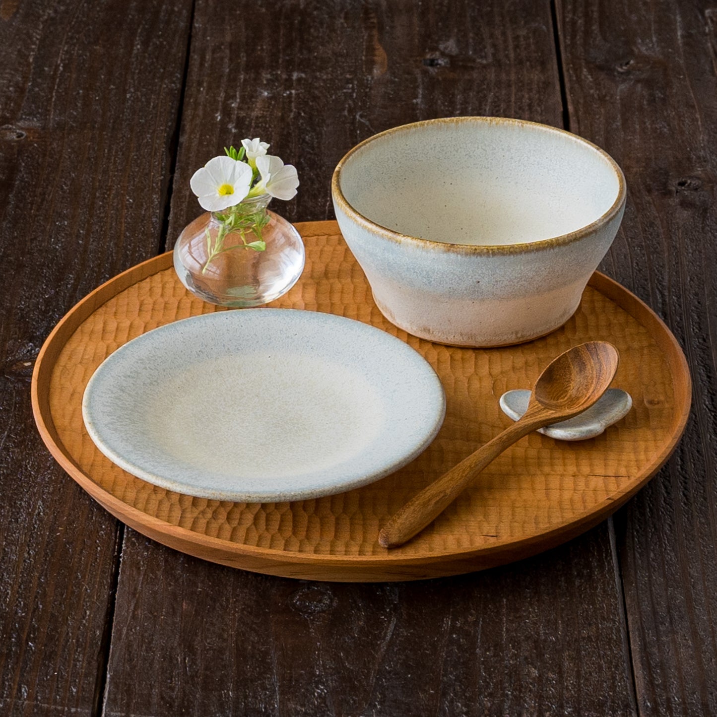 おうちでカフェ気分を楽しめる岡洋美さんのブルーのうつわ
