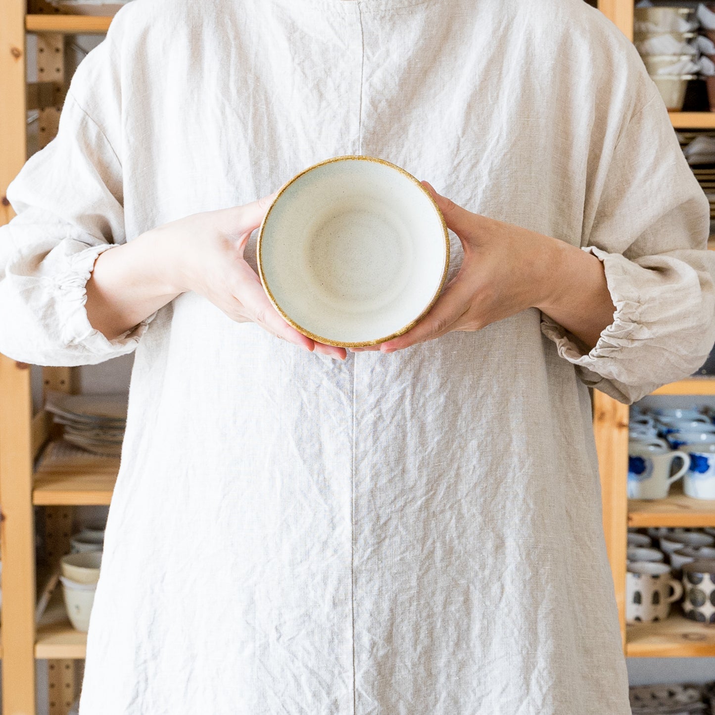 柔らかな水色が素敵な岡洋美さんのブルーの小鉢