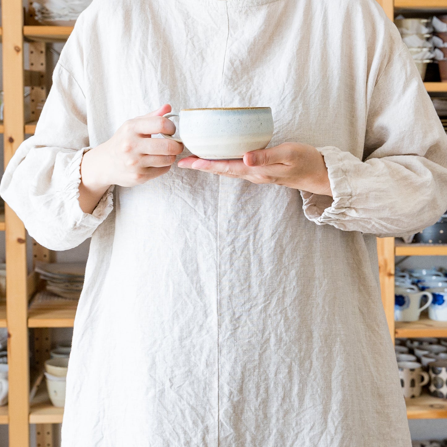 手触りがよくて持ちやすい岡洋美さんのブルーのスープカップ