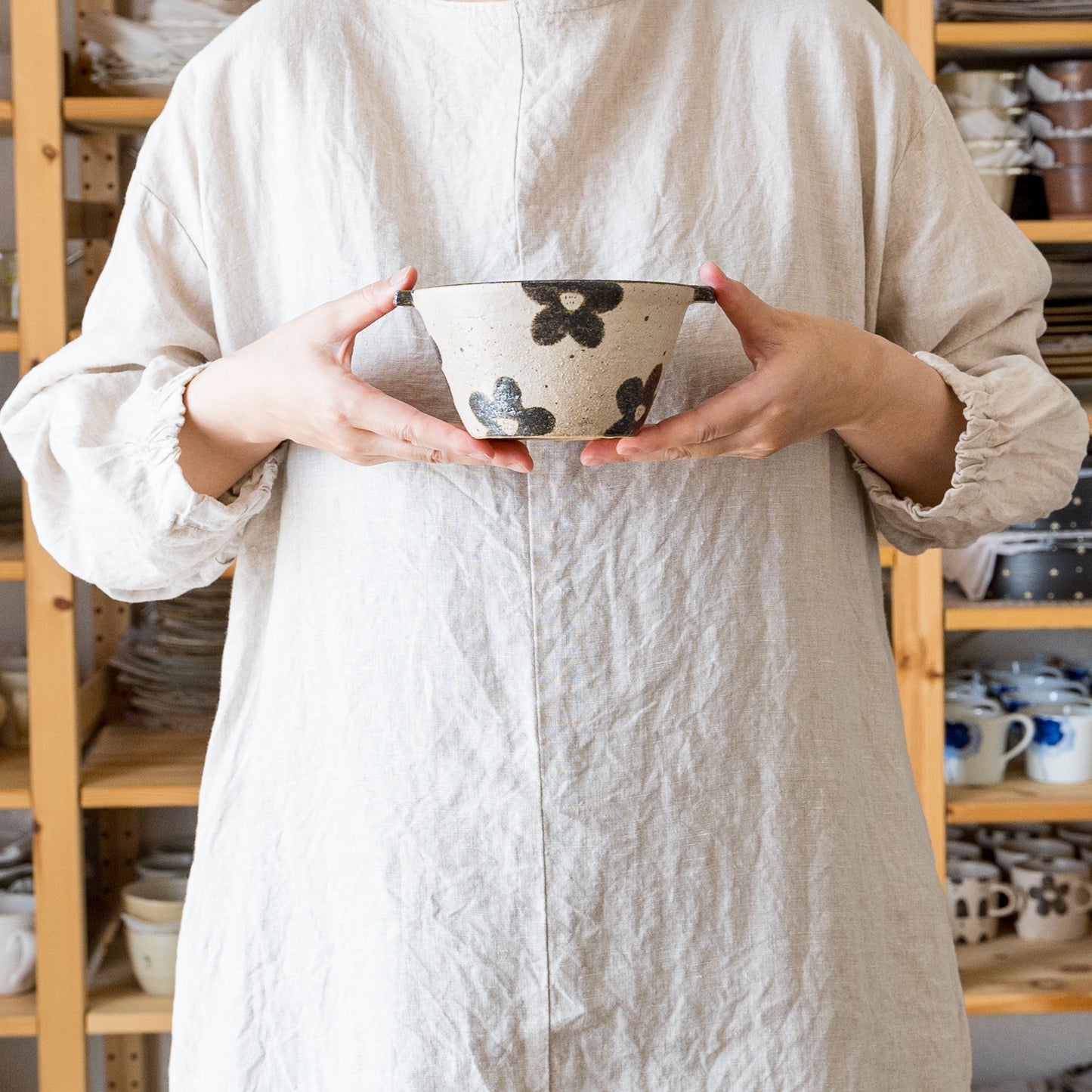 土もの温かみが伝わってくる岡村朝子さんの耳付き台形スープボウル