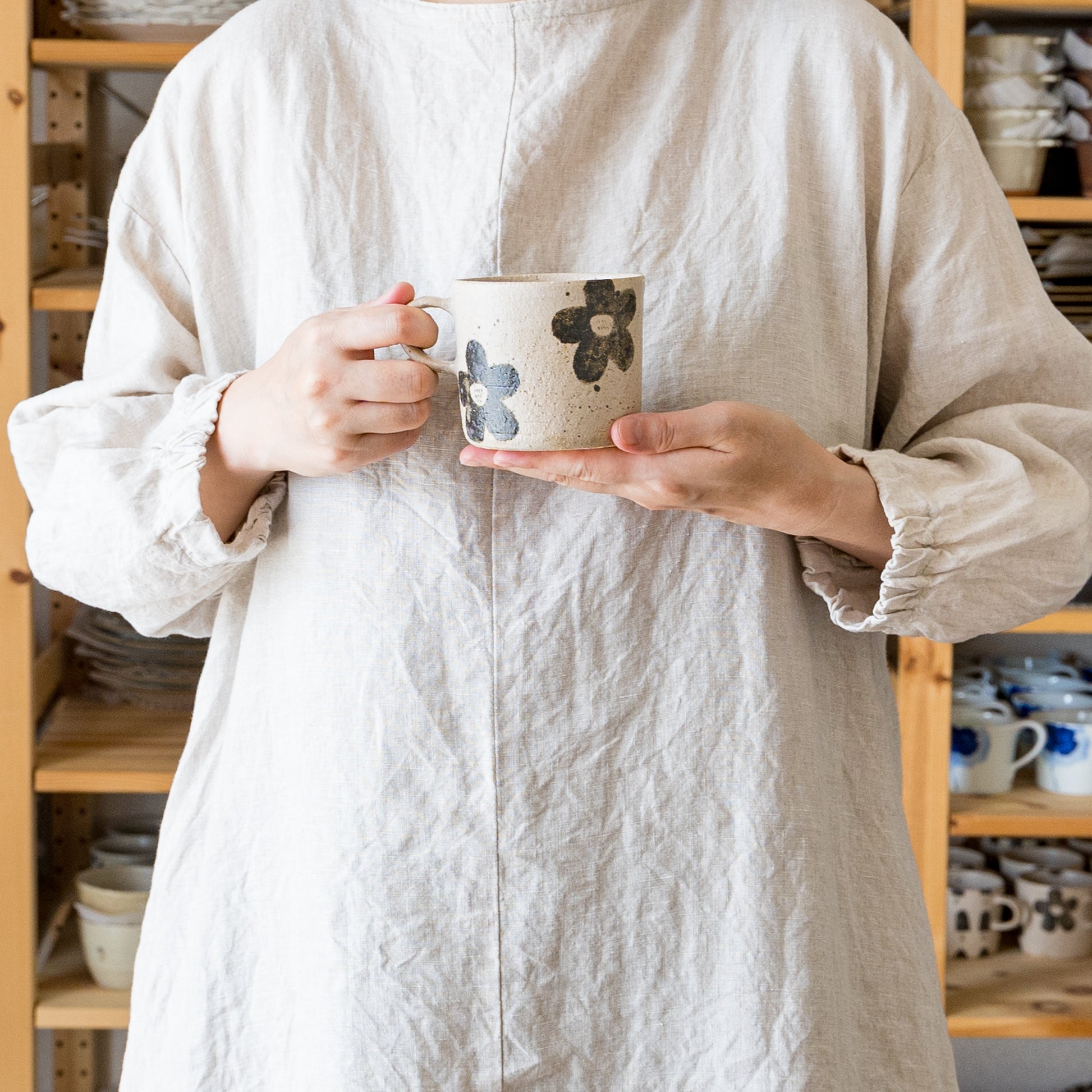 お花模様がおしゃれで可愛い岡村朝子さんのマグ