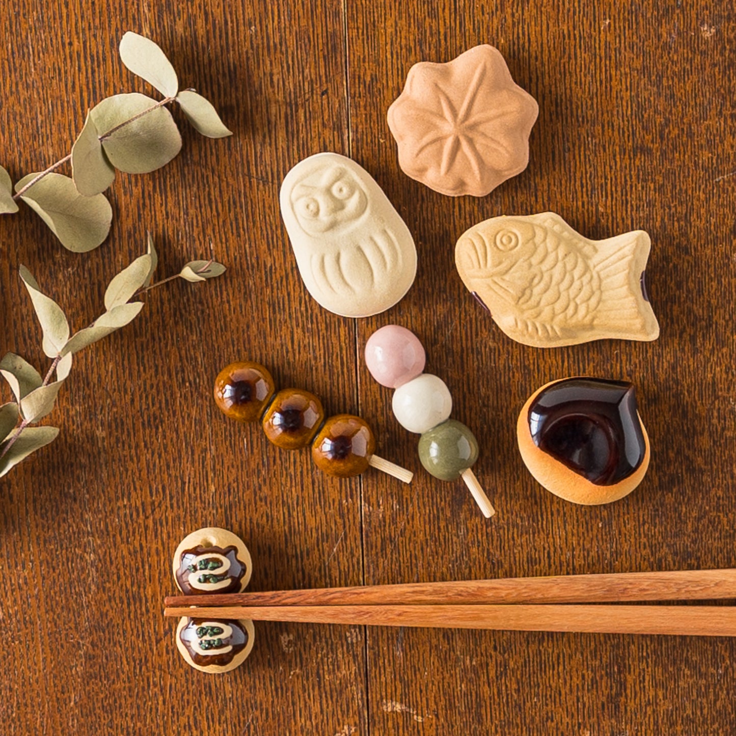 食卓に笑顔を運んでくれるイホシロ窯の和菓子シリーズの箸置き