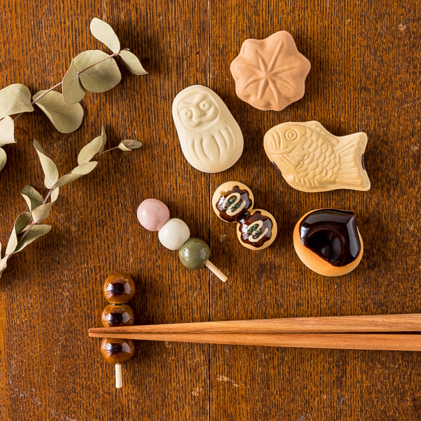 食卓がパッと明るくなるイホシロ窯の和菓子シリーズの箸置き