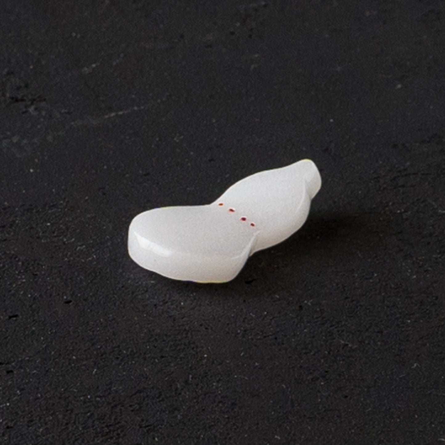 雪のような柔らかな白が美しい石塚悠さんのひょうたんの箸置き