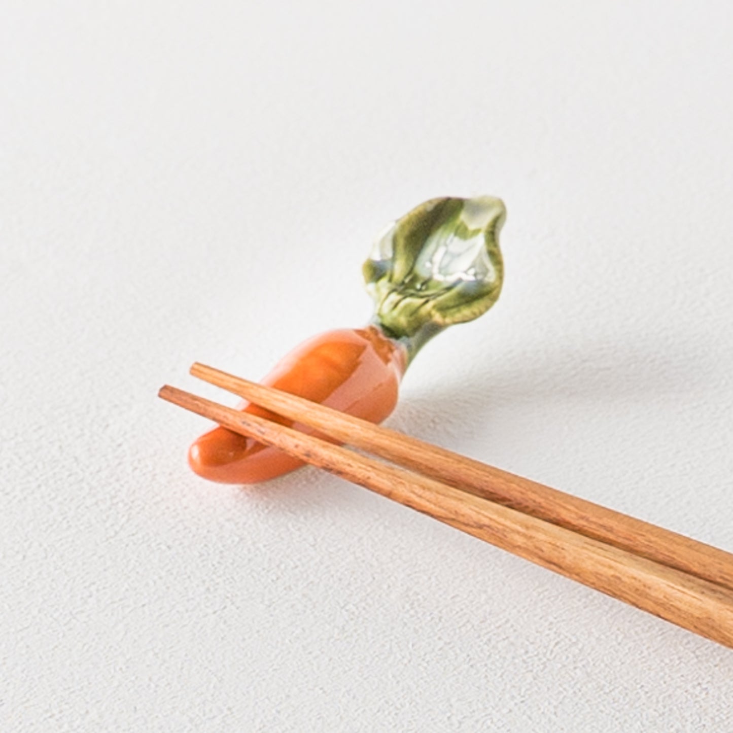 本物のような質感がかわいらしいイホシロ窯のニンジンの箸置き