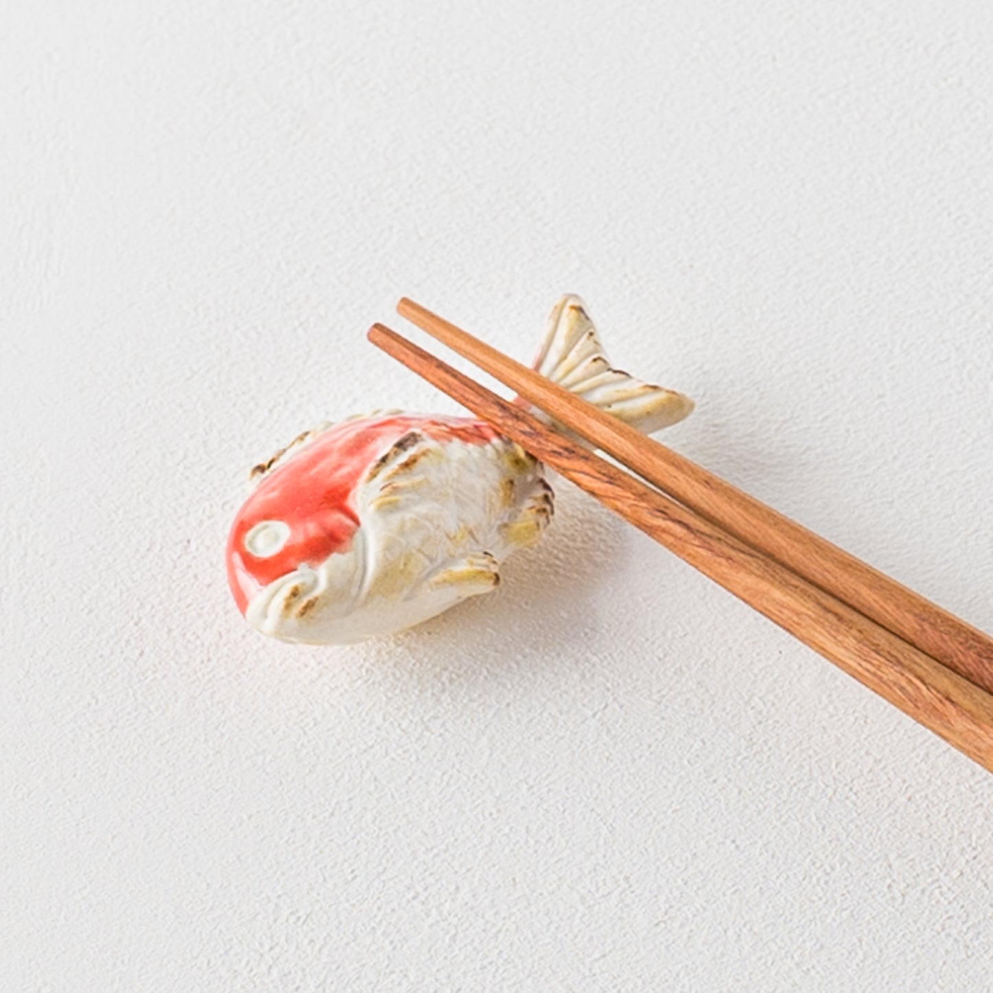 食卓を賑やかにしてくれるイホシロ窯の鯛の箸置き
