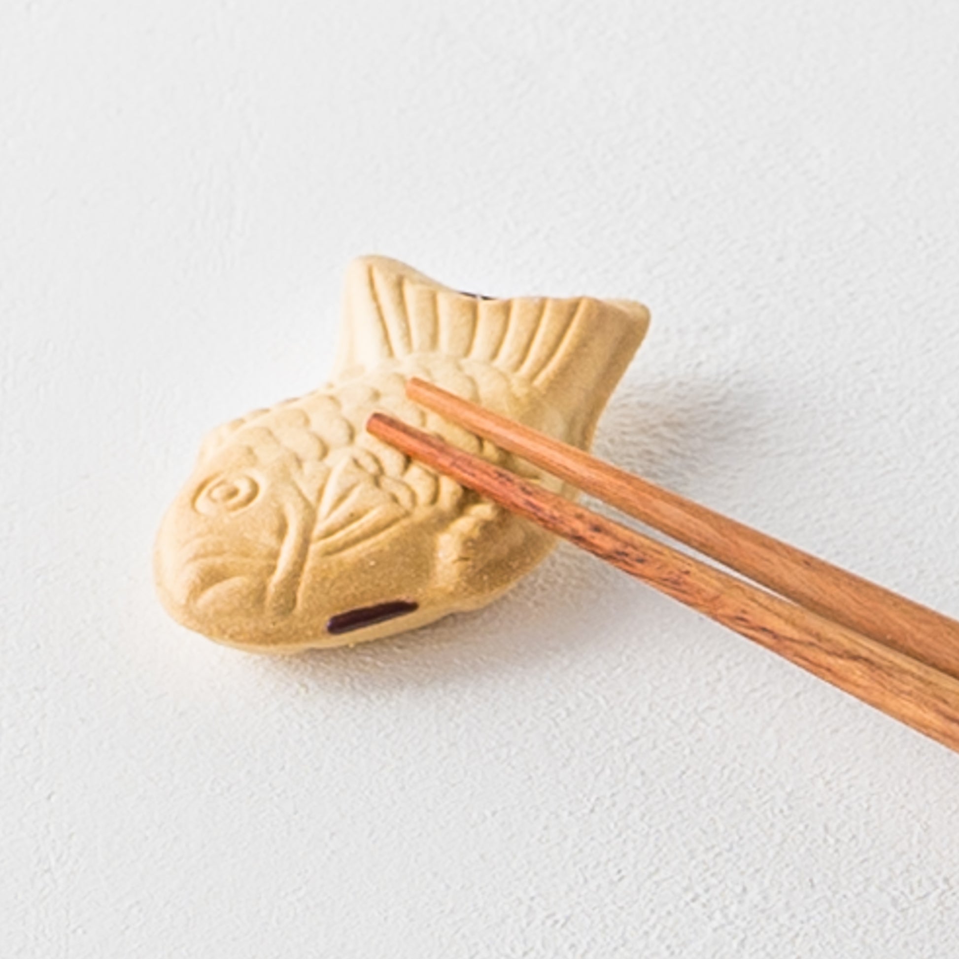 食卓を楽しい雰囲気にしてくれるイホシロ窯のたい焼きの箸置き