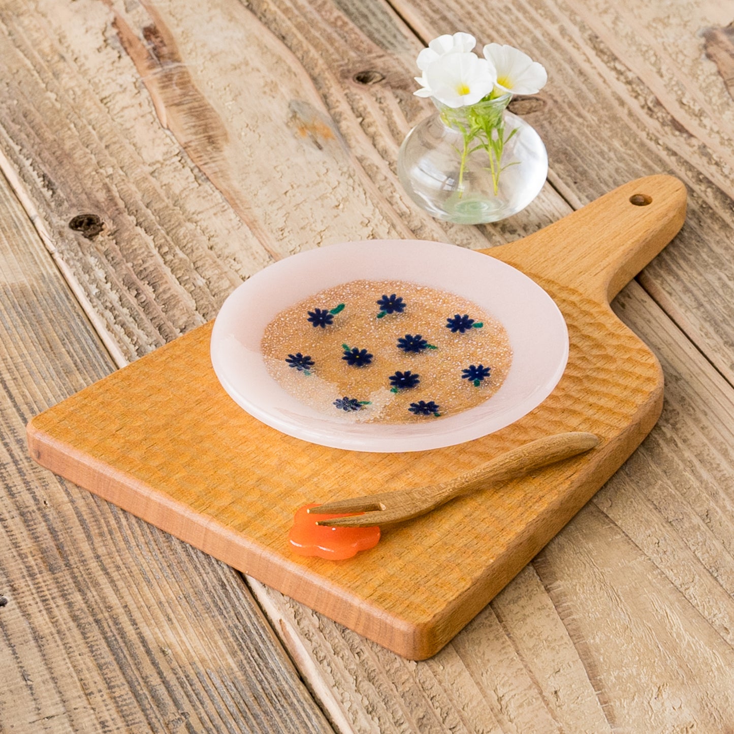 明るく楽しい食卓にしてくれる石塚悠さんの梅の箸置き