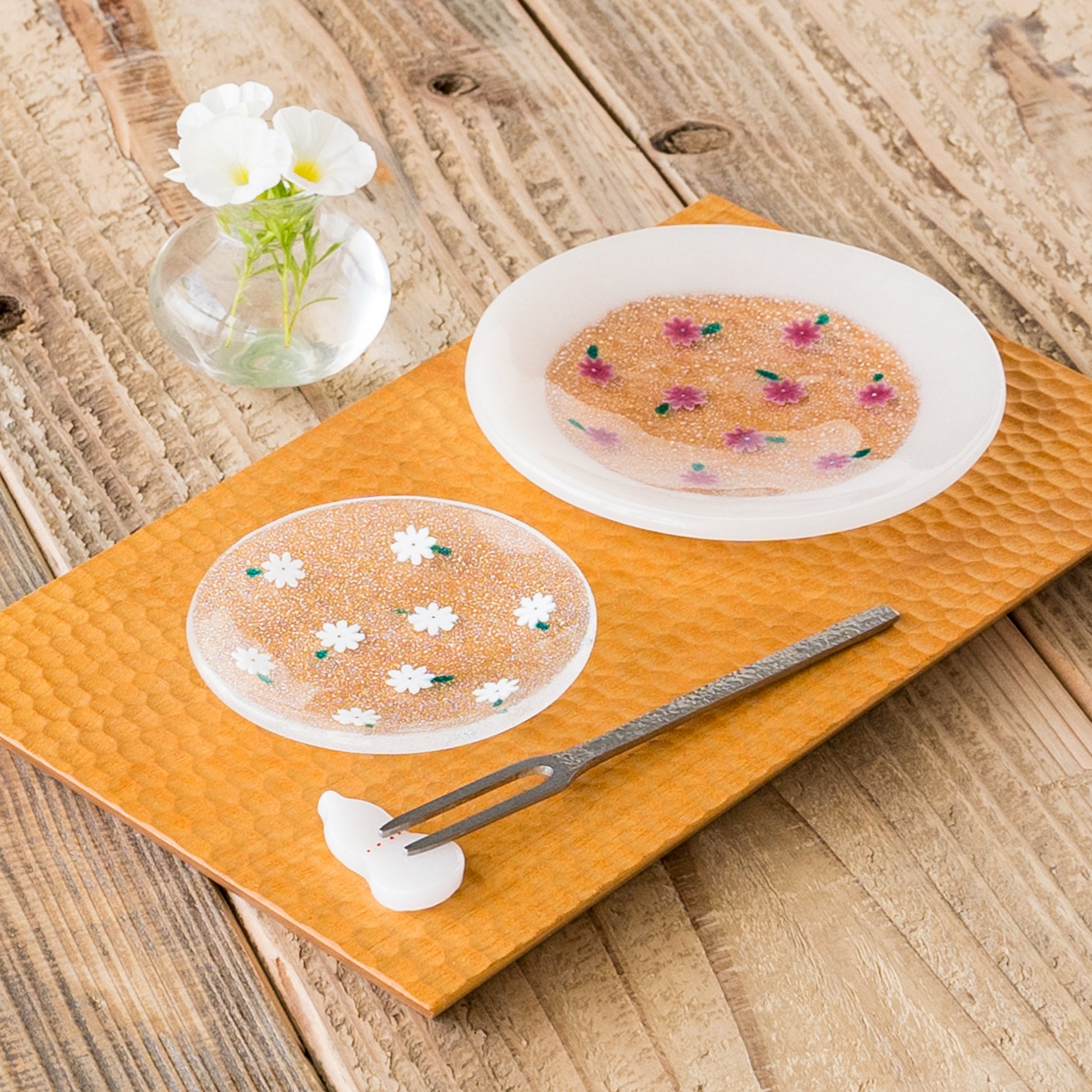 来客のおもてなし用にも使いたくなる石塚悠さんの白いお花の豆皿とお花皿クラシック