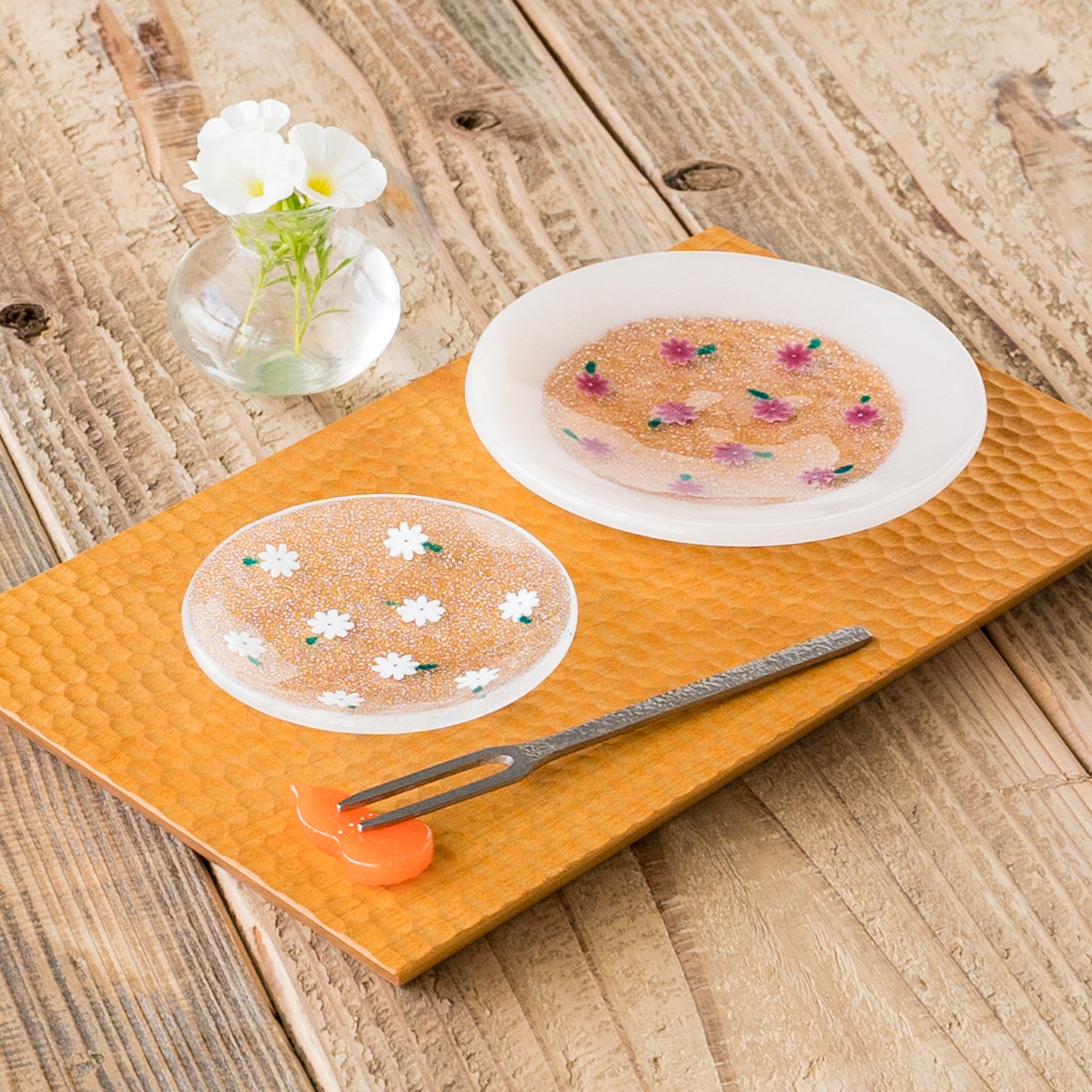 おうちでカフェ気分を楽しめる石塚悠さんのお花皿クラシックと豆皿