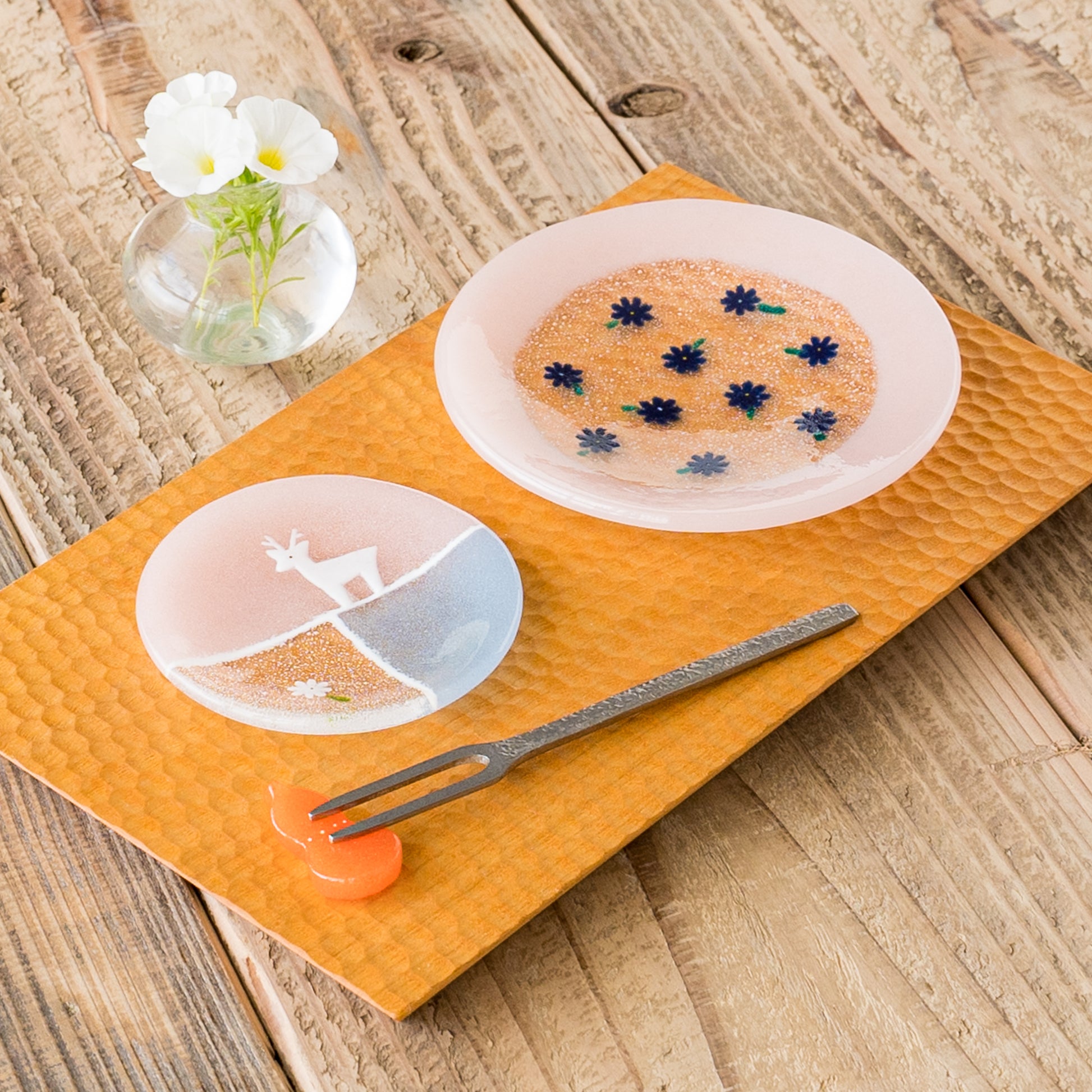 おうちでカフェ気分を味わえる石塚悠さんのお花皿クラシックとどうぶつ豆皿