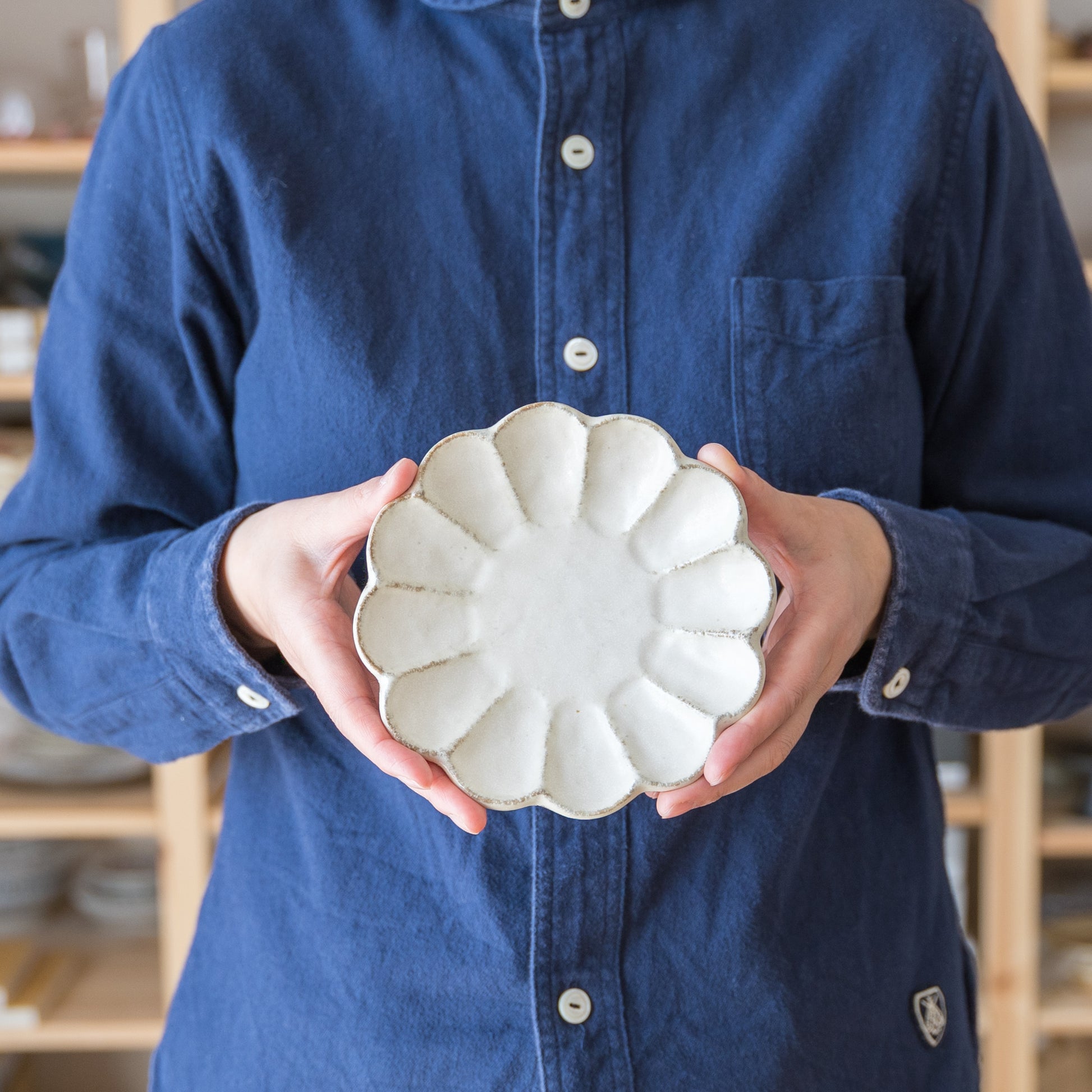 食卓を素敵にしてくれる美濃焼の輪花皿