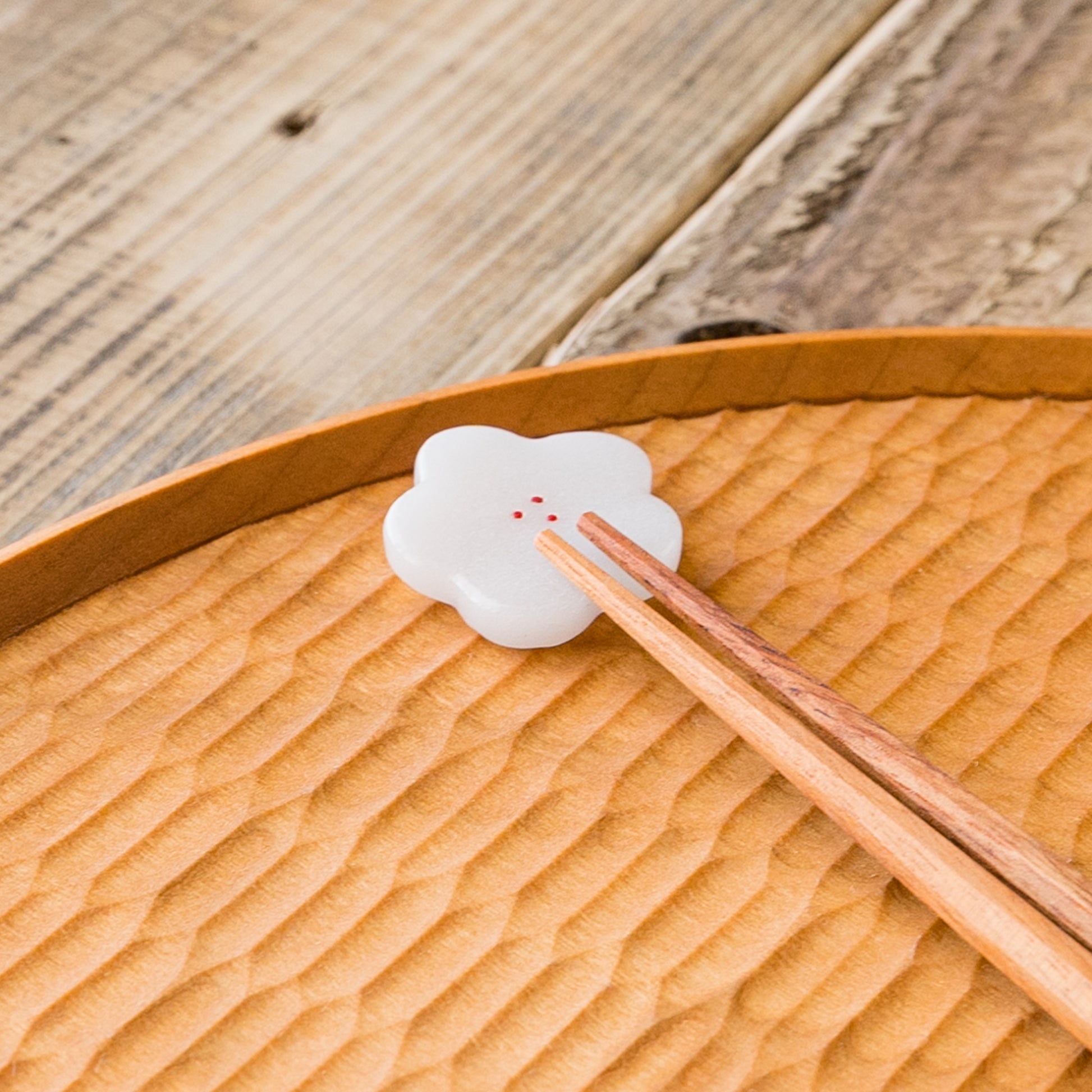 おめでたい席に使いたい石塚悠さんの梅の箸置き