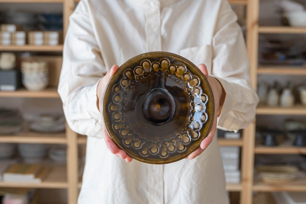 ルリアメ工房のこげ茶色釉がおしゃれなフルーツ皿