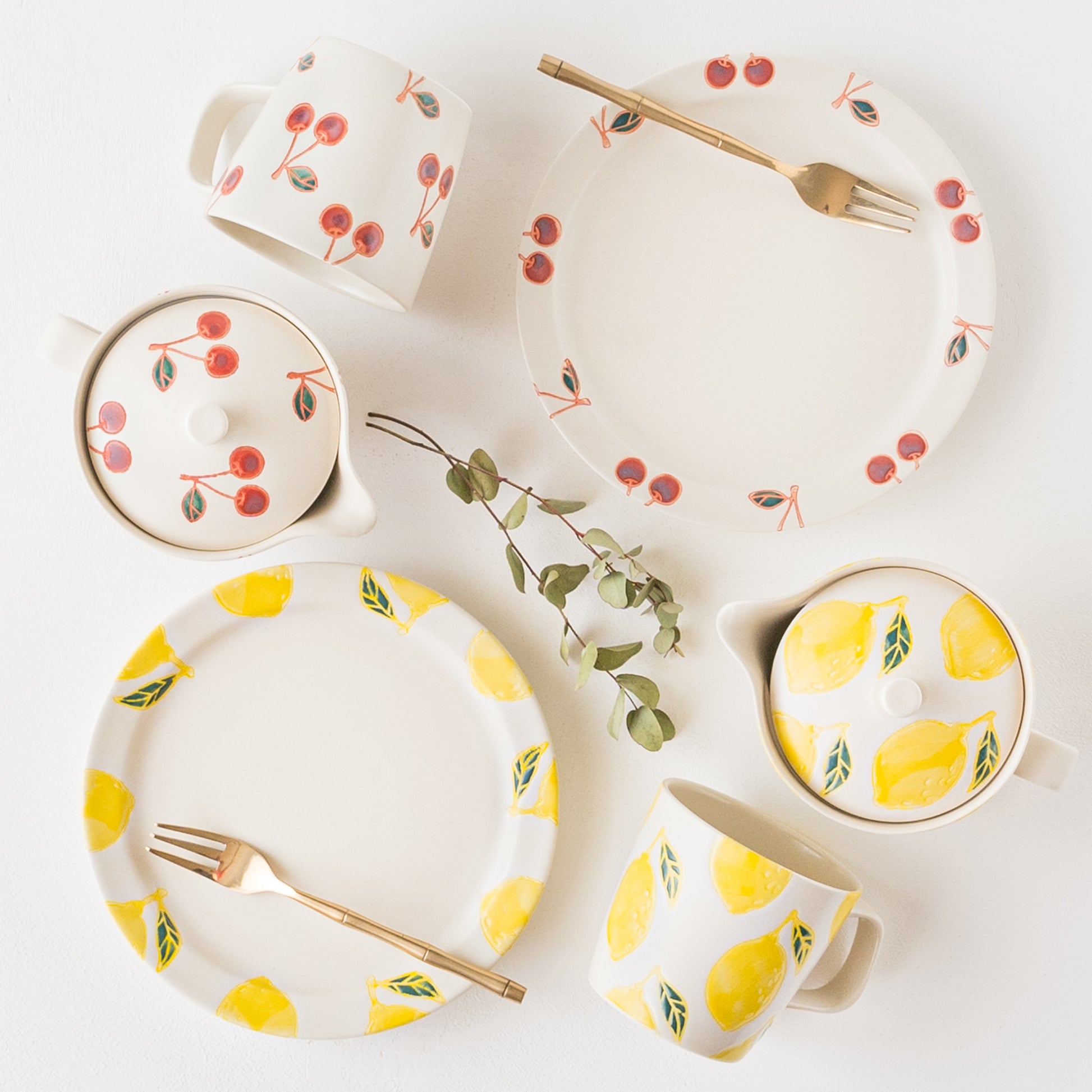 テーブルがパッと明るくなるかわいいフルーツ柄の波佐見焼