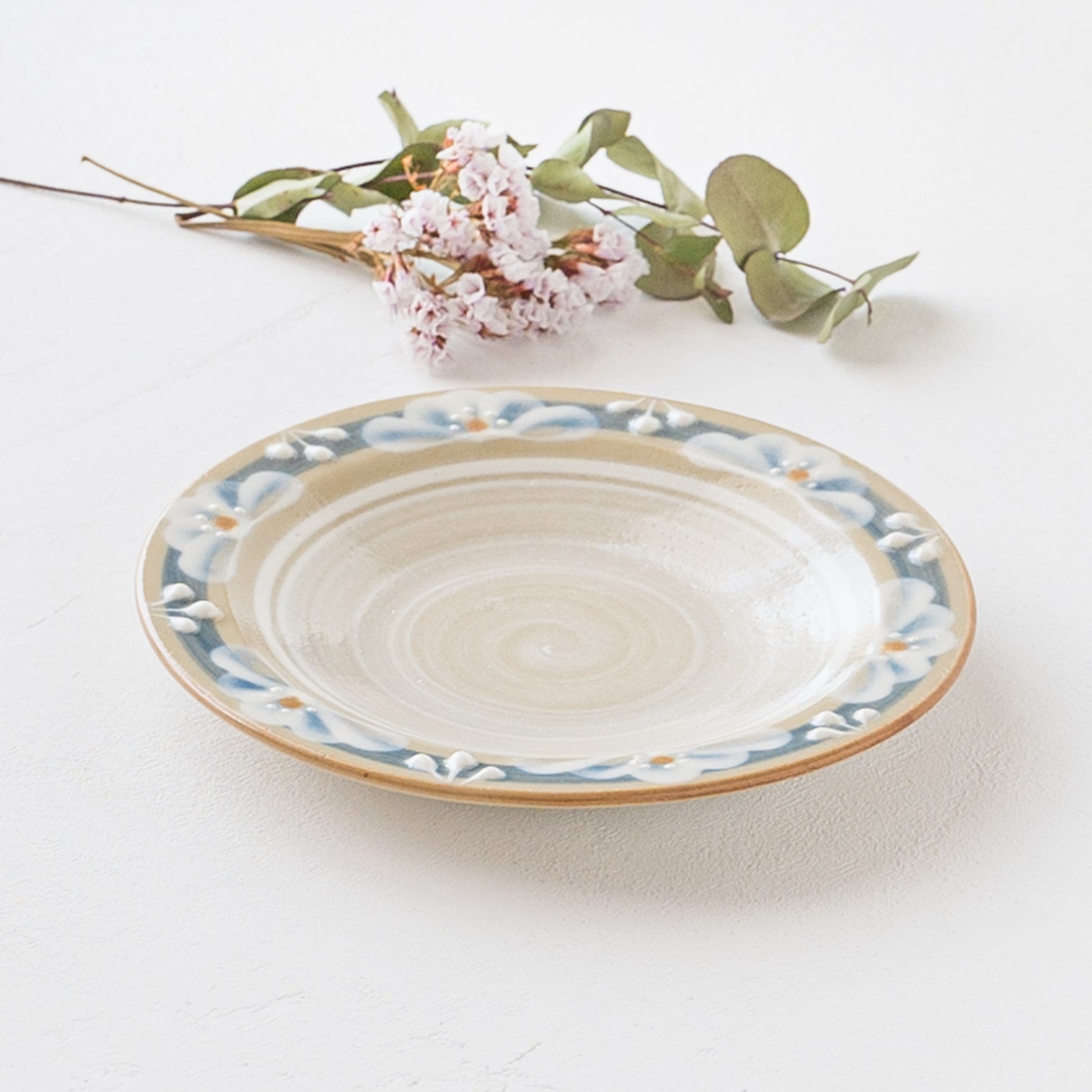 指描の花文様がテーブルを華やかにしてくれるアダチノポタリさんの精炻器のプレート