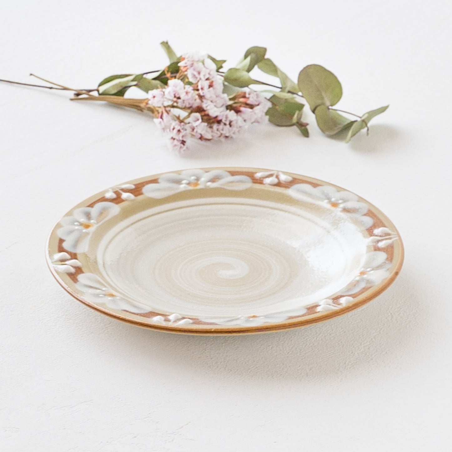 食卓が優雅で華やかになるアダチノポタリさんの精炻器のプレート