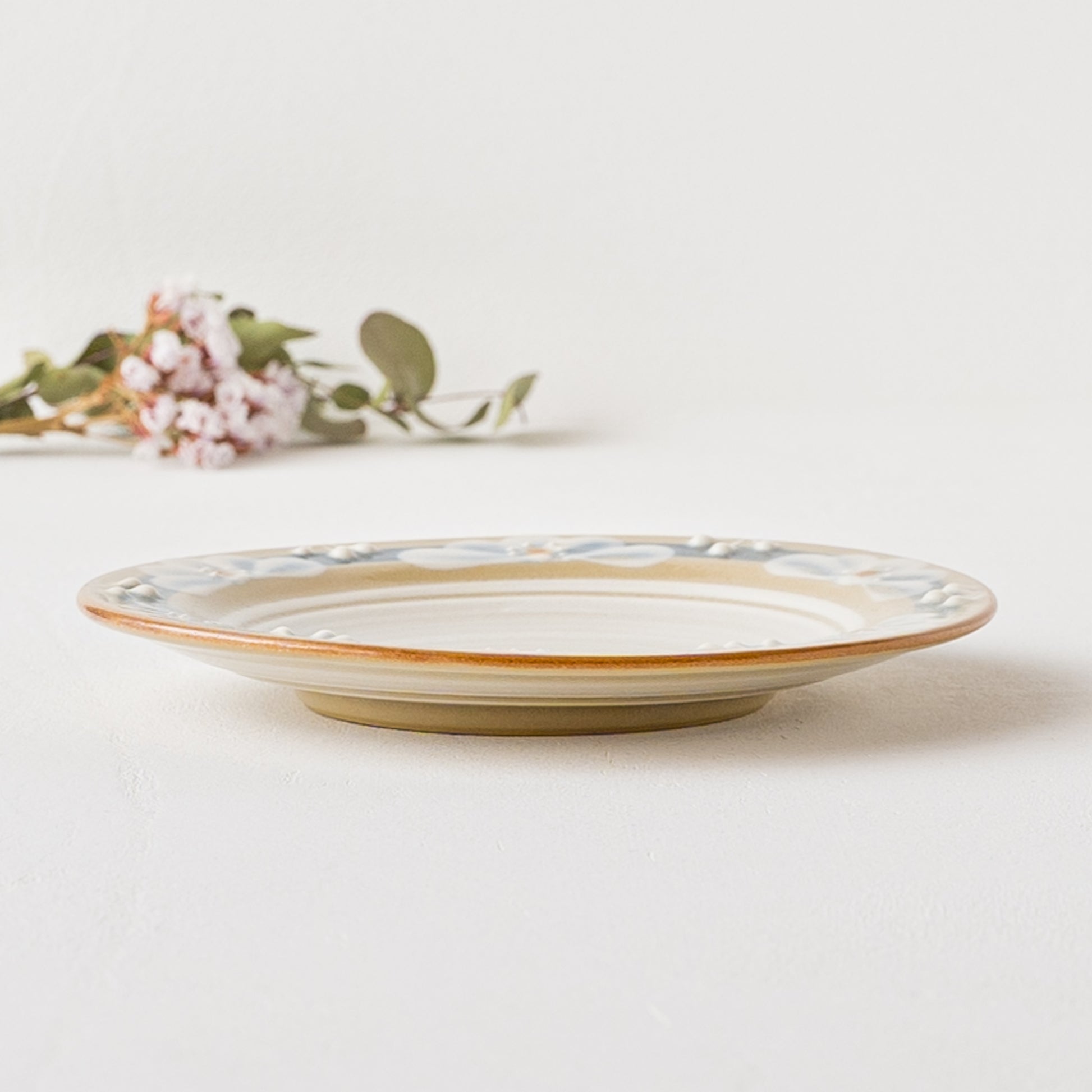 おうち時間を豊かにしてくれるアダチノポタリさんの精炻器のプレート