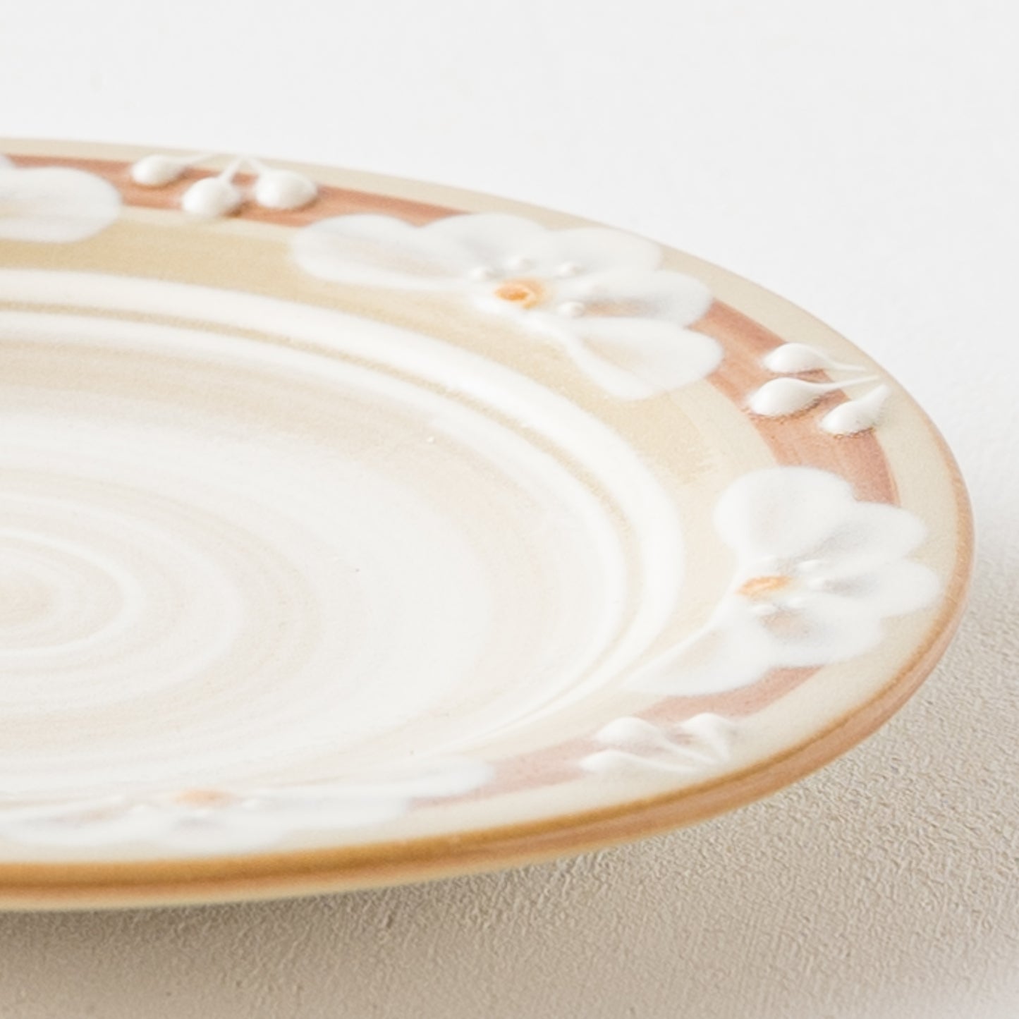 指描の花文様とイッチンが食卓を素敵に彩るアダチノポタリさんの精炻器のプレート