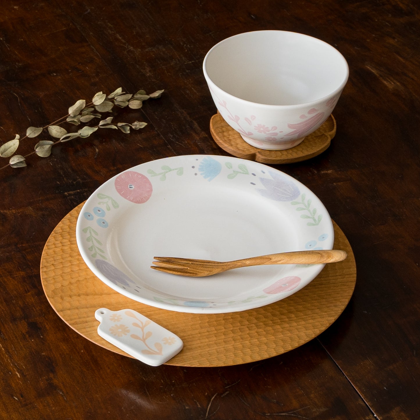 おうちでカフェ気分を味わえる菊知真由美さんの丸プレートとどんぶり