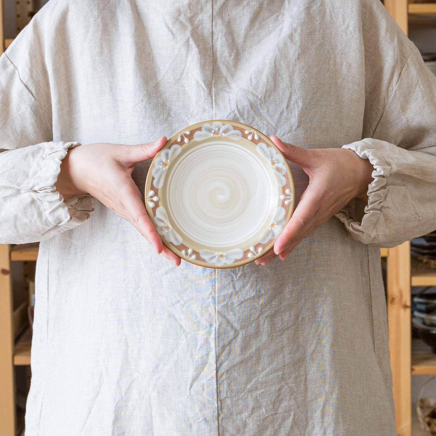 食卓を素敵に彩ってくれるアダチノポタリさんの指描更紗精炻器のプレート