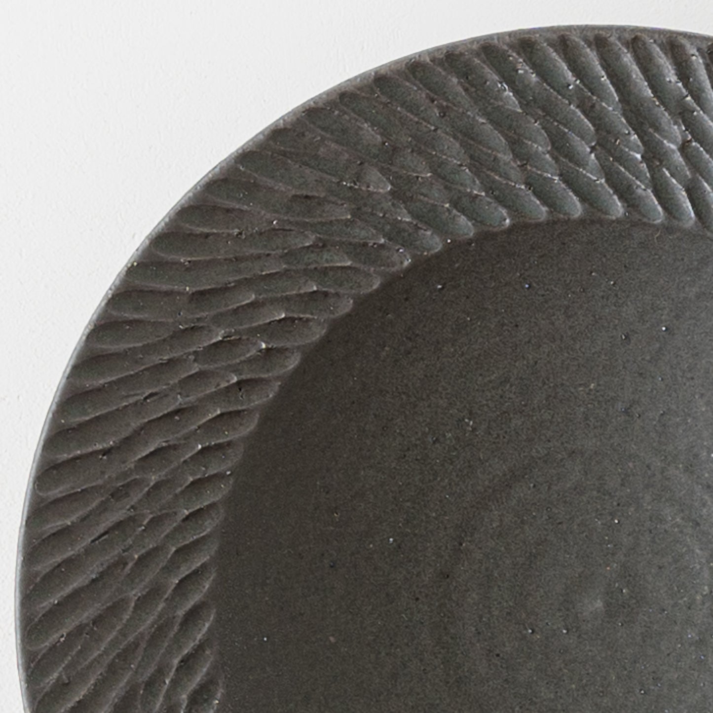 細やかで優美な鎬模様が素敵な山本雅則さんのしのぎのリム皿
