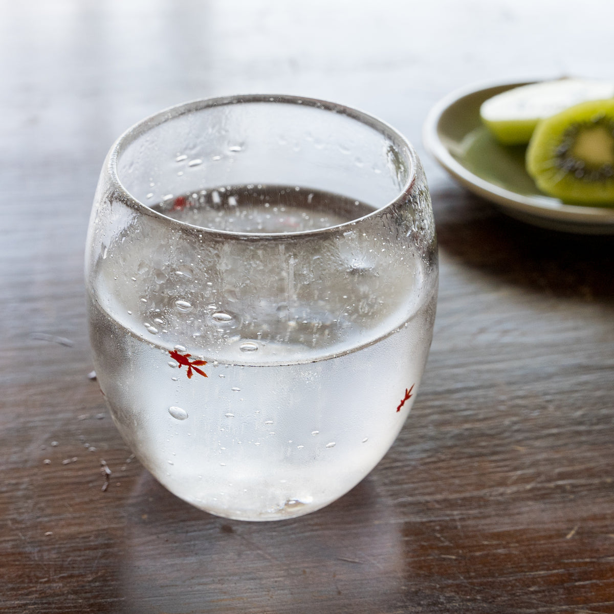 冷たい飲み物がもっと美味しく感じる極楽寺がらす工房の金魚グラス
