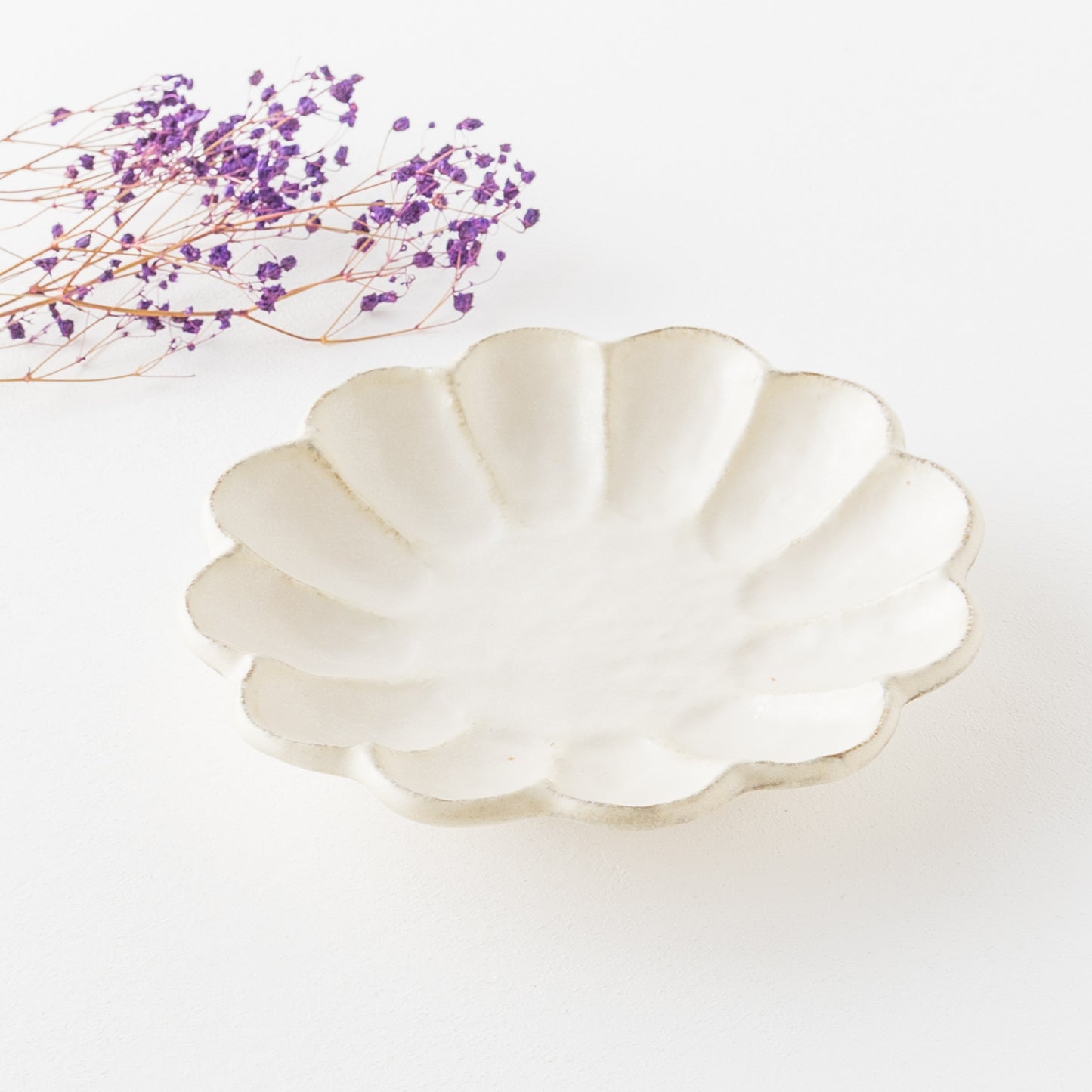 お料理が引き立つ美濃焼の輪花皿
