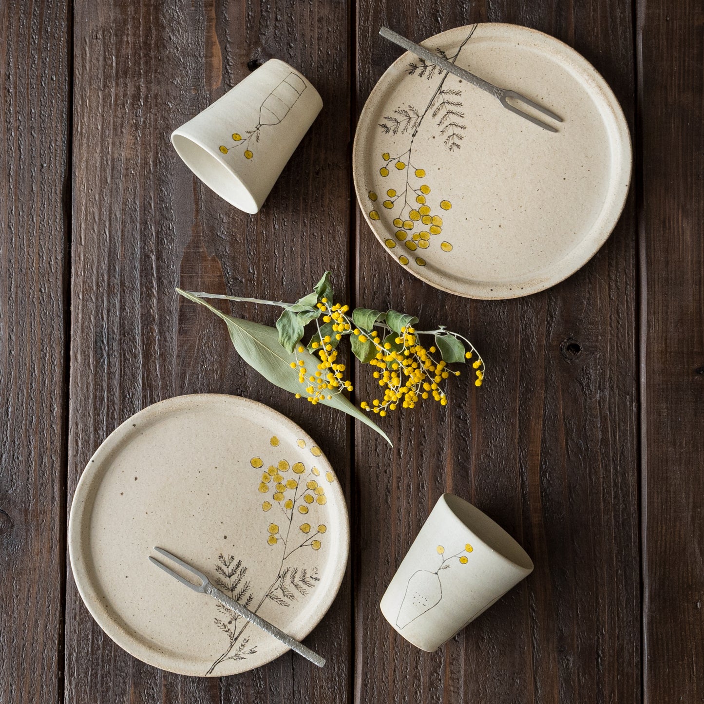 岡村朝子さんのミモザx花びんのフリーカップとミモザの丸皿中