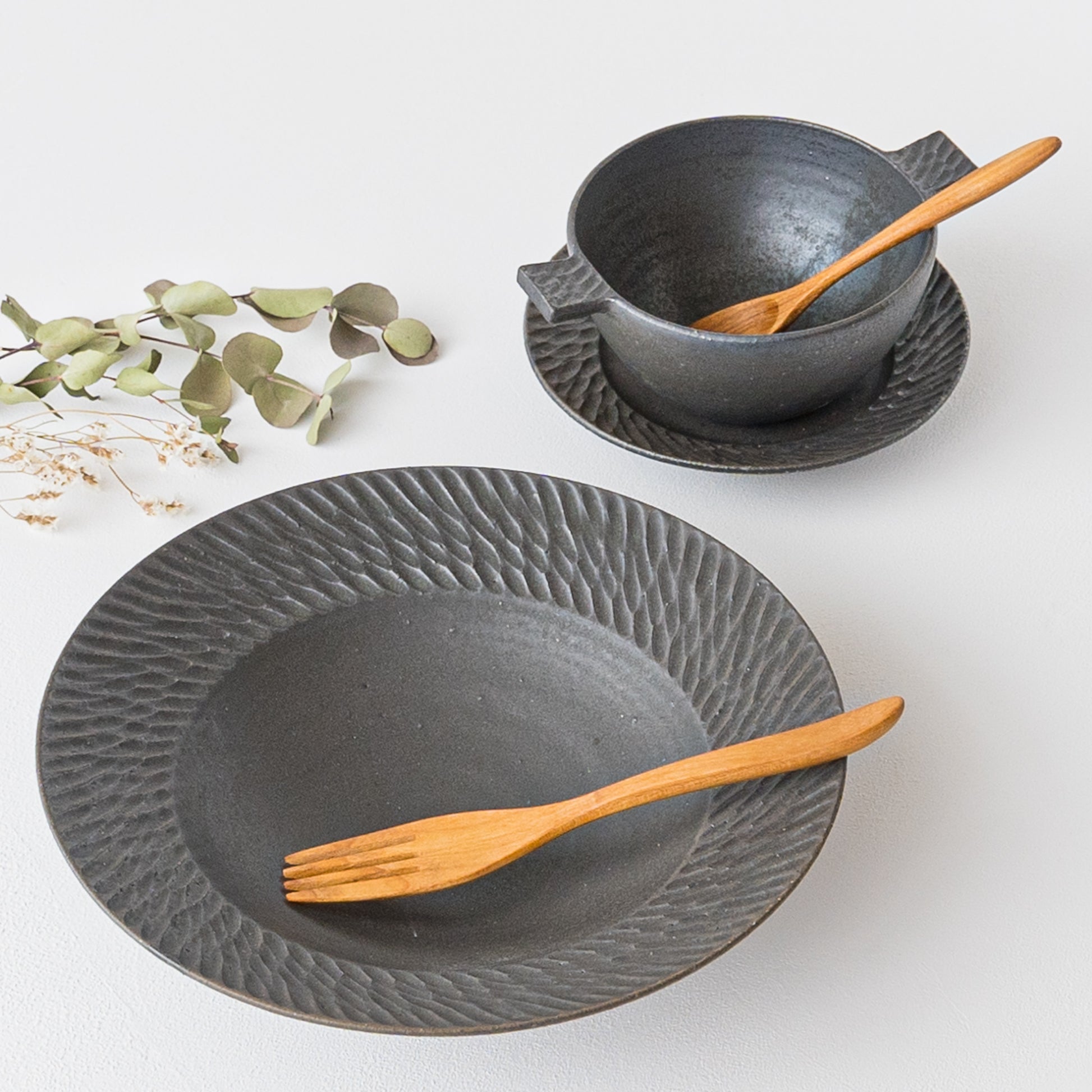 お料理が引き立つ山本雅則さんのしのぎ模様の器