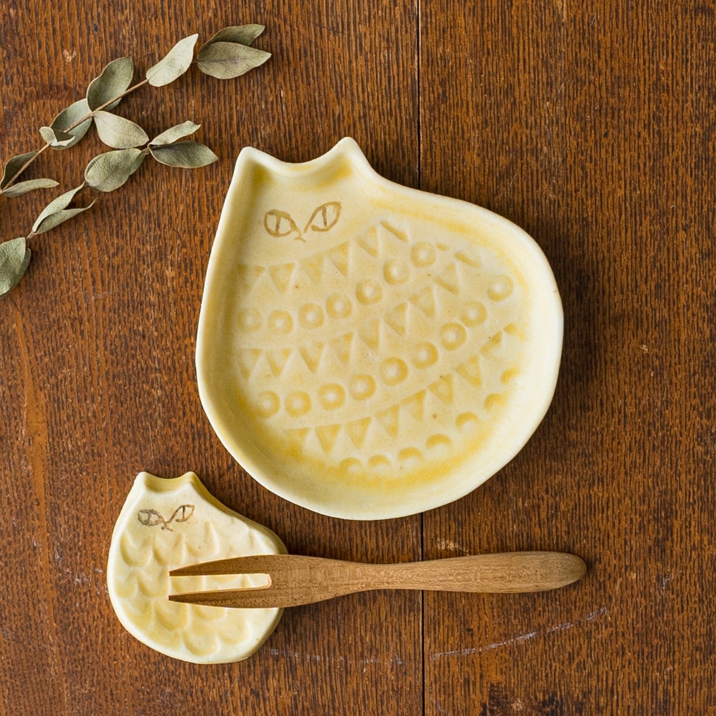 おやつタイムがもっと楽しめる庄司千晶さんのねこのお皿と箸置き