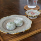 和菓子にぴったり合うはなクラフトさんの墨入貫入リム鎬輪花取り皿